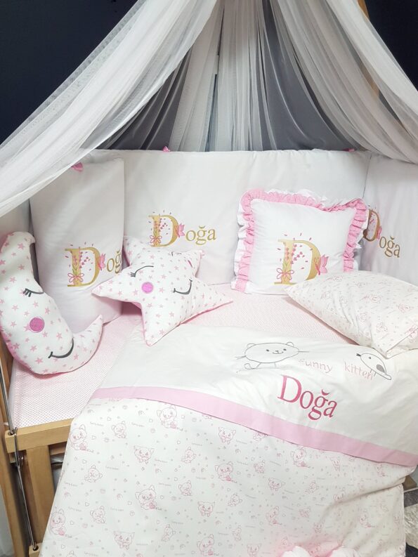 %100 pamuklu, isimli ve nakışlı Baby Clime kız bebek uyku seti. Pembe kedicik deseniyle 60x120 ölçüsünde; her beşik için özel hazırlanır.