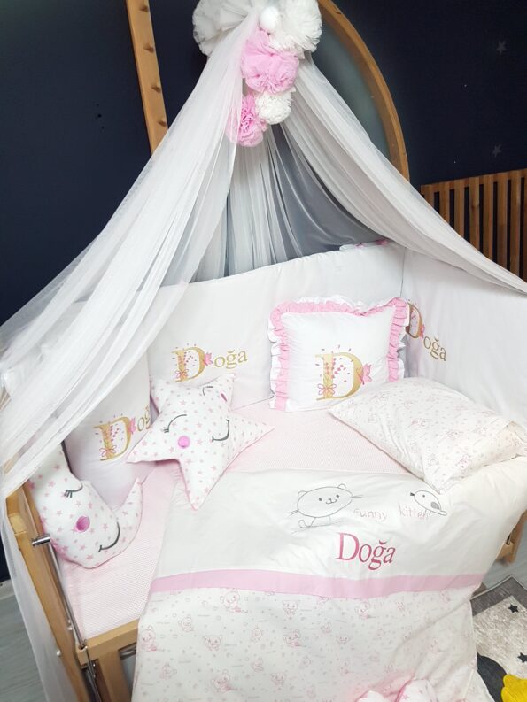 %100 pamuklu, isimli ve nakışlı Baby Clime kız bebek uyku seti. Pembe kedicik deseniyle 60x120 ölçüsünde; her beşik için özel hazırlanır.