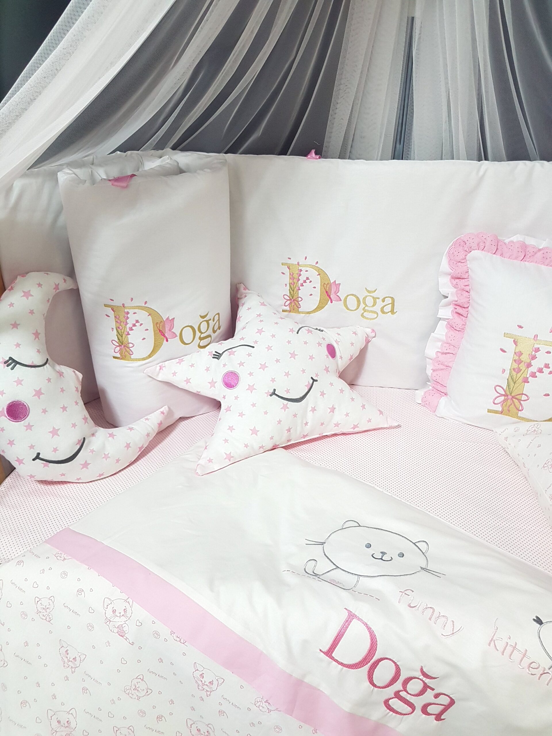 M5_elit_serisi_kedicik_kız_bebek_uyku_seti_lüks_cibinlikli_(7) %100 pamuklu, isimli ve nakışlı Baby Clime kız bebek uyku seti. Pembe kedicik deseniyle 60x120 ölçüsünde; her beşik için özel hazırlanır.