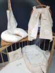 7 Parça Bebek İhtiyaç Seti: Babynest, Baş Yastığı, Puset Örtüsü, Puset Minderi, Emzirme Yastığı, Emzirme Önlüğü ve Emzirme Minderinden oluşur.