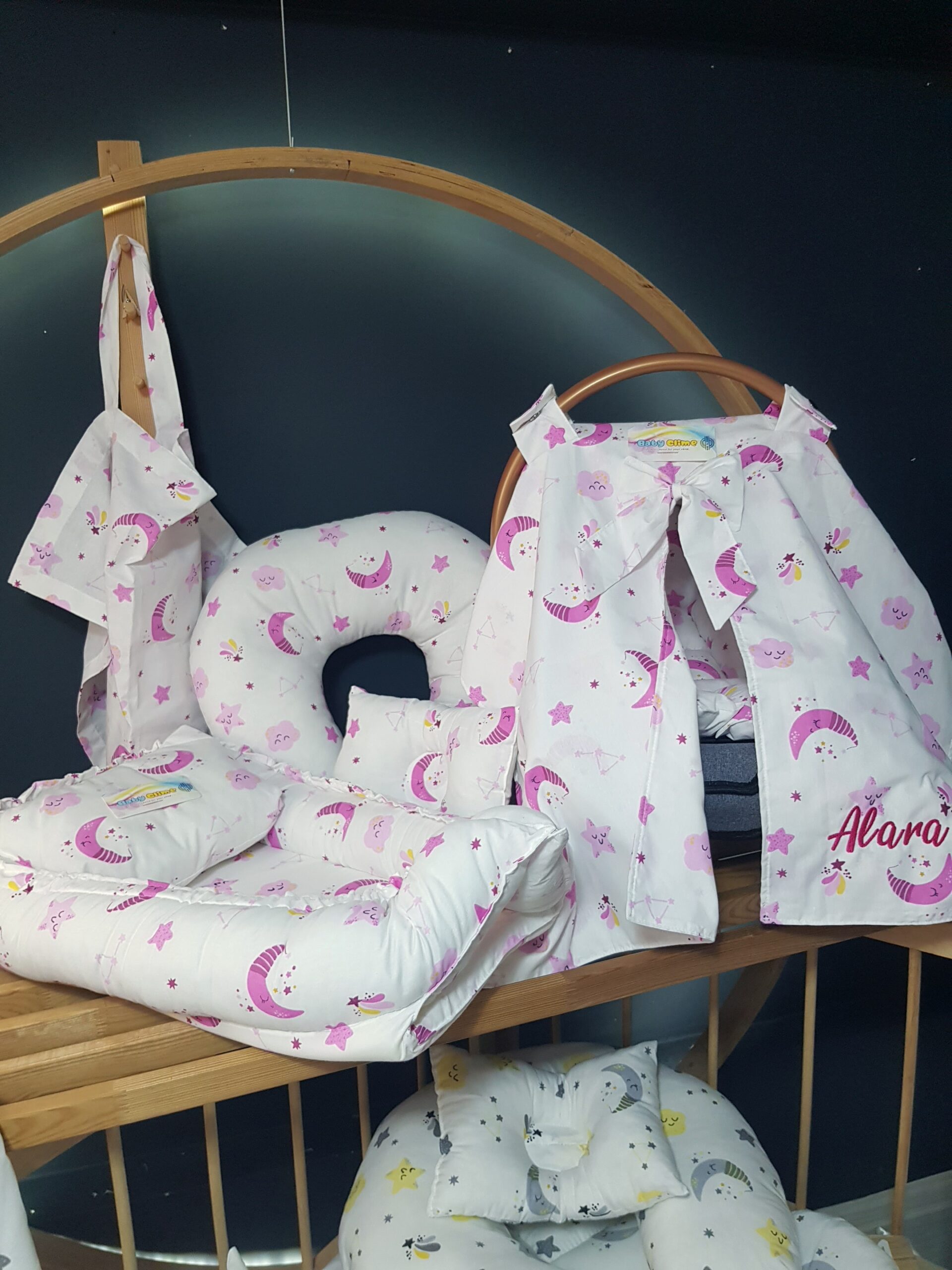 7_parça_bebek_ihtiyaç_seti_isimli_puset_örtüsü_pembe_(4) 7 parça bebek ihtiyaç seti, isim nakışlı puset örtüsü, anne yanı bebek yatağı, bebek bakım seti, anne bebek ürünleri