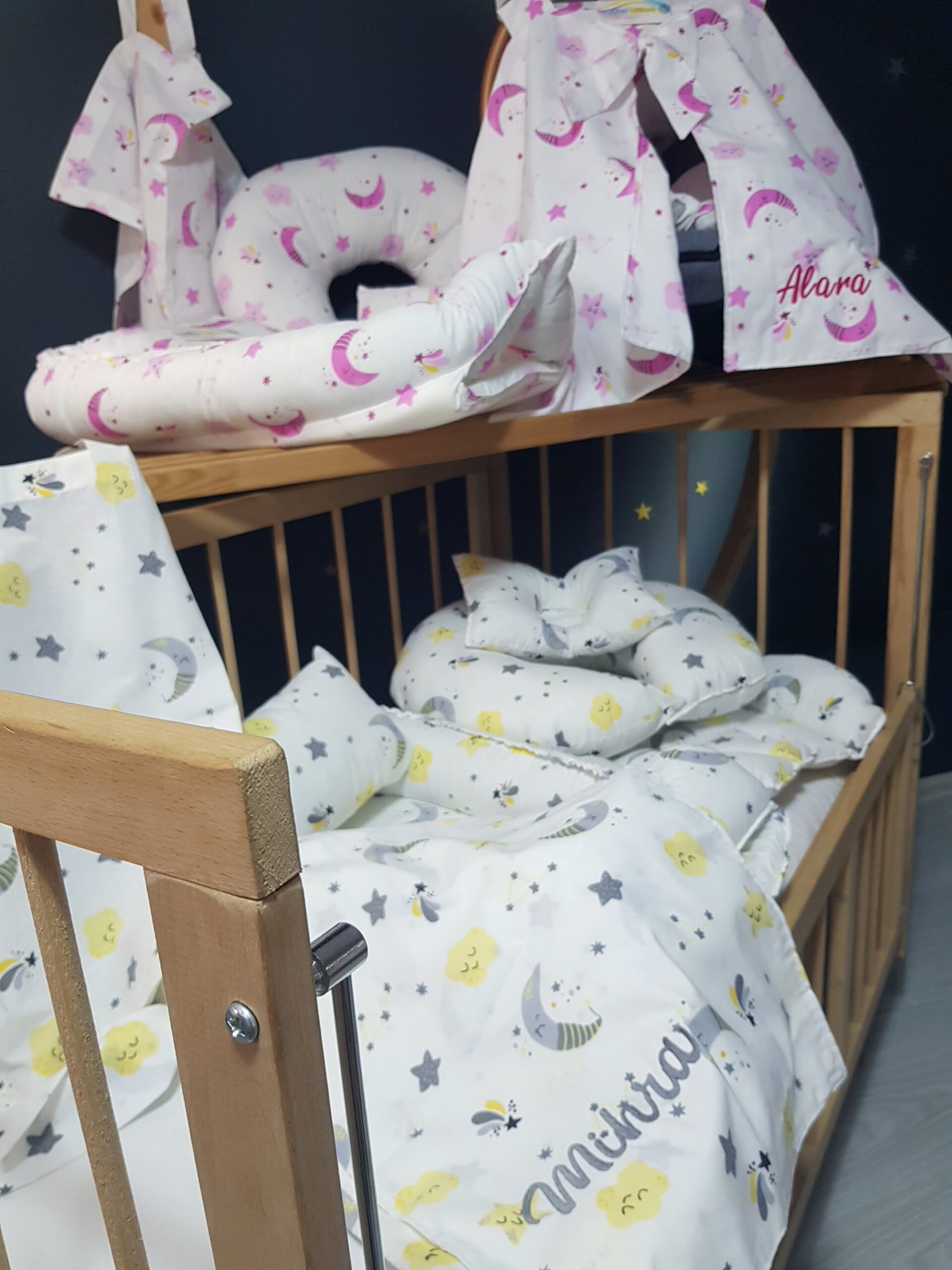 7_parça_bebek_ihtiyaç_seti_isimli_puset_örtüsü_sarı_pembe_(2) 7 parça bebek ihtiyaç seti, isim nakışlı puset örtüsü, anne yanı bebek yatağı, bebek bakım seti, anne bebek ürünleri