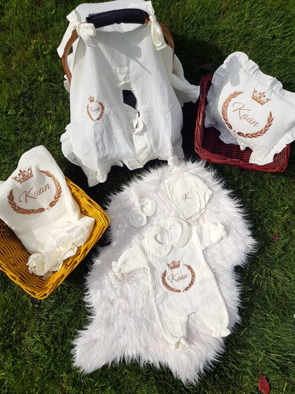müslin hastane çıkışı seti, müslin tulum, müslin şapka, müslin battaniye, müslin puset örtüsü, müslin kırlent, nakışlı battaniye, bebek hediyesi hastane çıkışı, hediyelik bebek tulumu