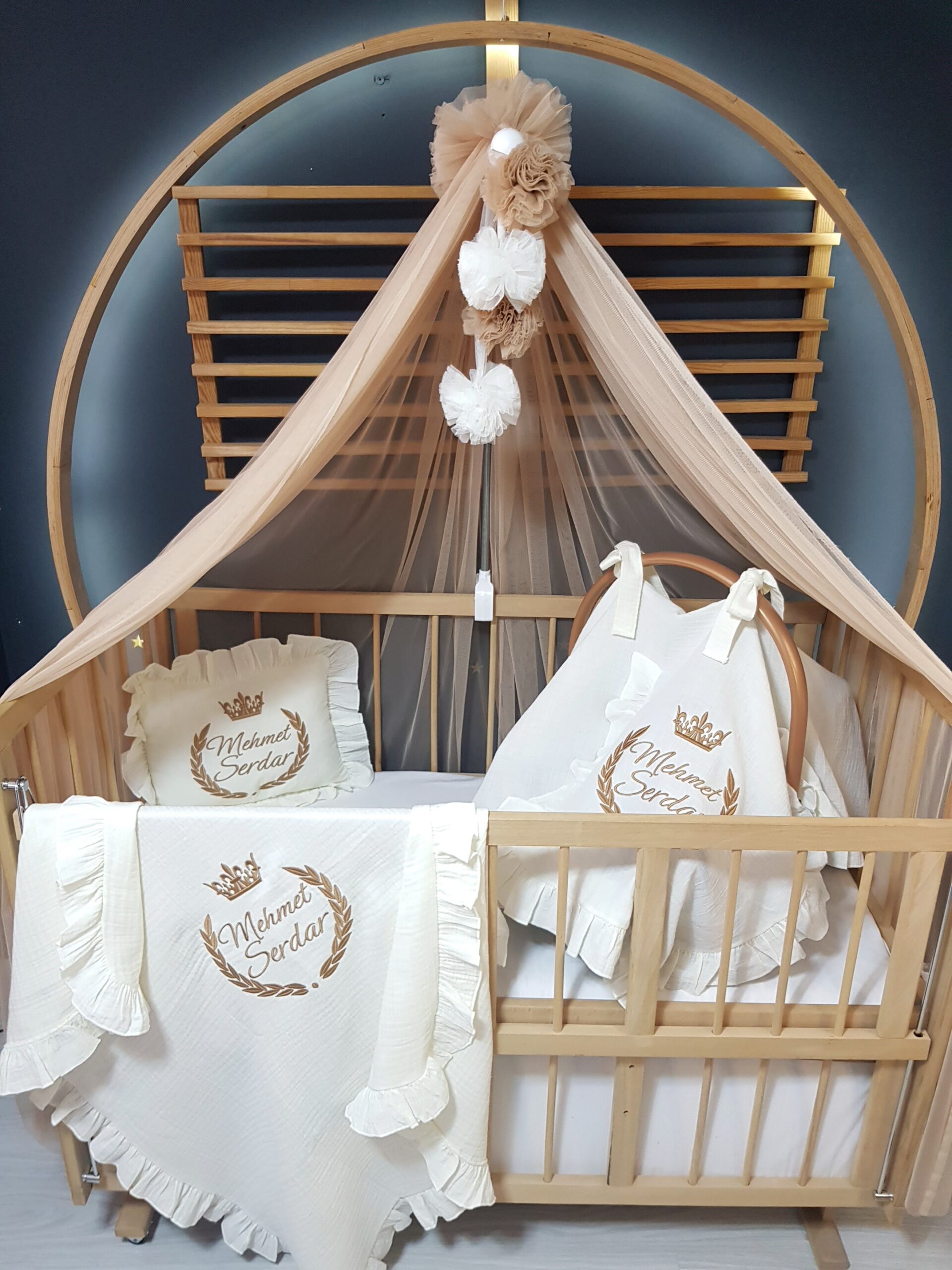 müslin-hastane-çıkışı-puset-örtülü-B5 hastane çıkışı, müslin battaniye, müslin fırfırlı kırlent, müslin puset örtüsü