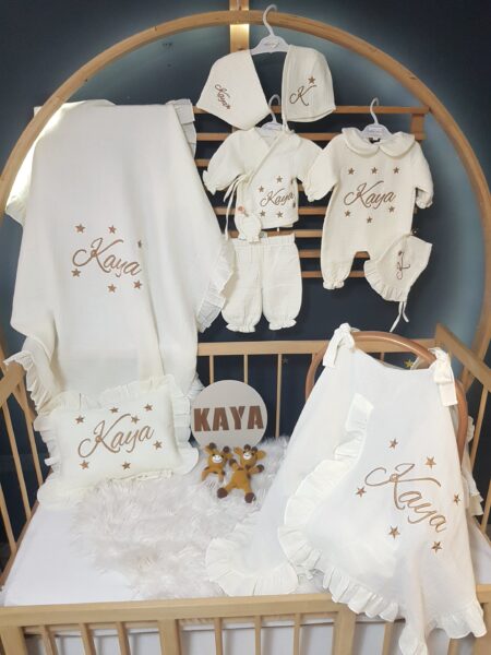 Müslin hastane çıkışı seti, yenidoğan bebekler için nefes alabilen yapısı ve yumuşak dokusuyla doğum hazırlığının vazgeçilmez parçalarından biridir.