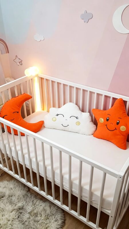 Kız ve erkek bebek uyku arkadaşı yastık seti, kurdeleli ve papyonlu tasarım, ay bulut ve yıldız figürleri, renk seçenekleri.