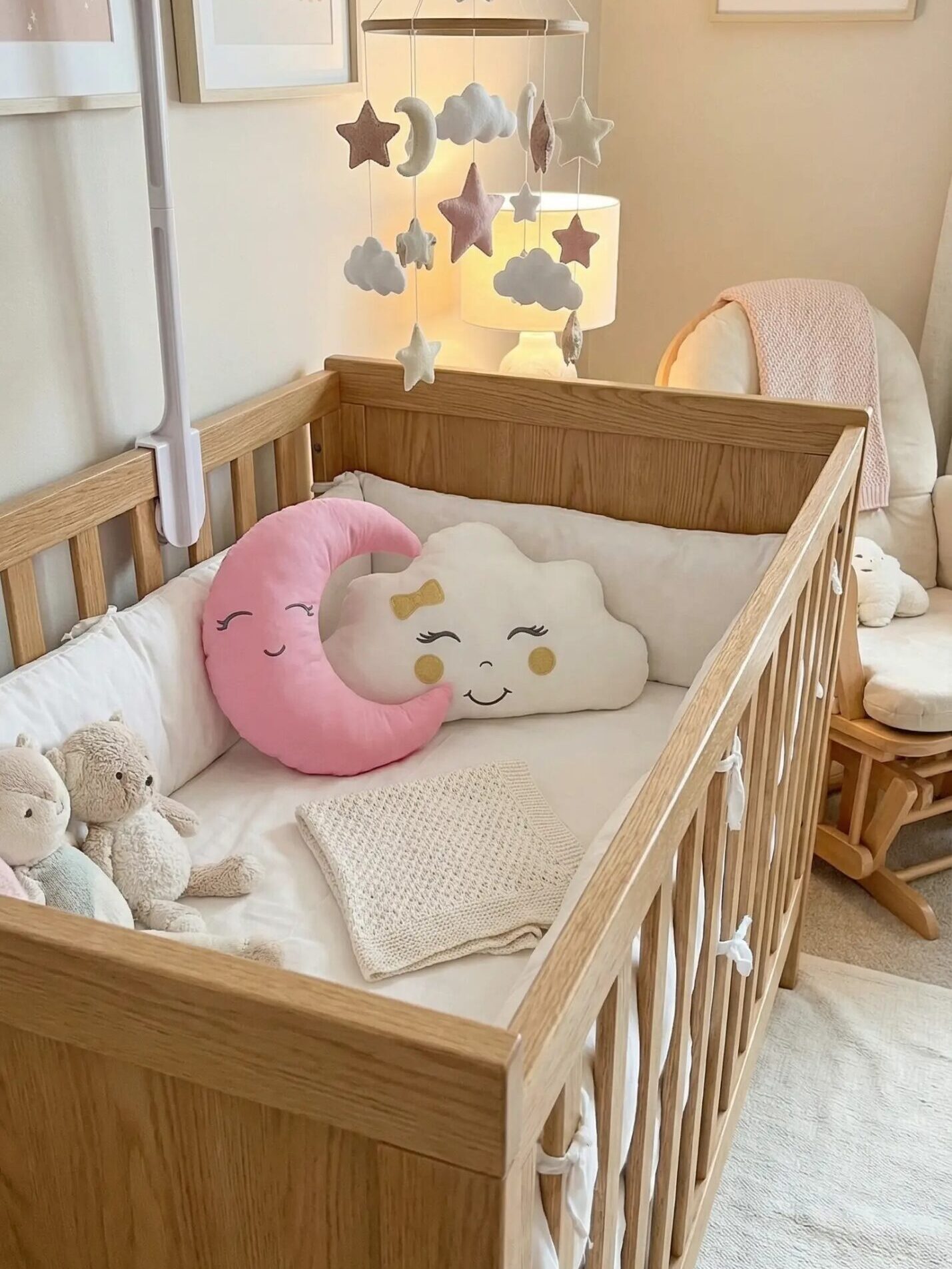 kız_bebek_uyku_arkadası_yastık_pembe_(3) Kız ve erkek bebek uyku arkadaşı yastık seti, kurdeleli ve papyonlu tasarım, ay bulut ve yıldız figürleri, renk seçenekleri.