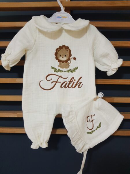 İsimli nakışlı müslin hastane çıkışı, doğum hazırlığında annelerin en çok tercih ettiği ürünler arasında yer alır.