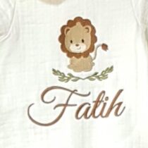 İsimli nakışlı müslin hastane çıkışı, doğum hazırlığında annelerin en çok tercih ettiği ürünler arasında yer alır.