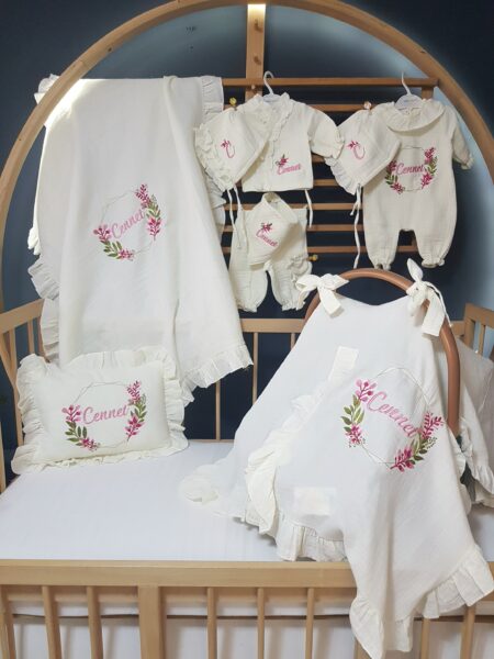 Müslin hastane çıkışı seti, bebeğinizin dünyaya attığı ilk anlarda hem konfor hem şıklık sunar. %100 pamuk müslin kumaşı sayesinde nefes alır ve yenidoğan cildine uyum sağlar.