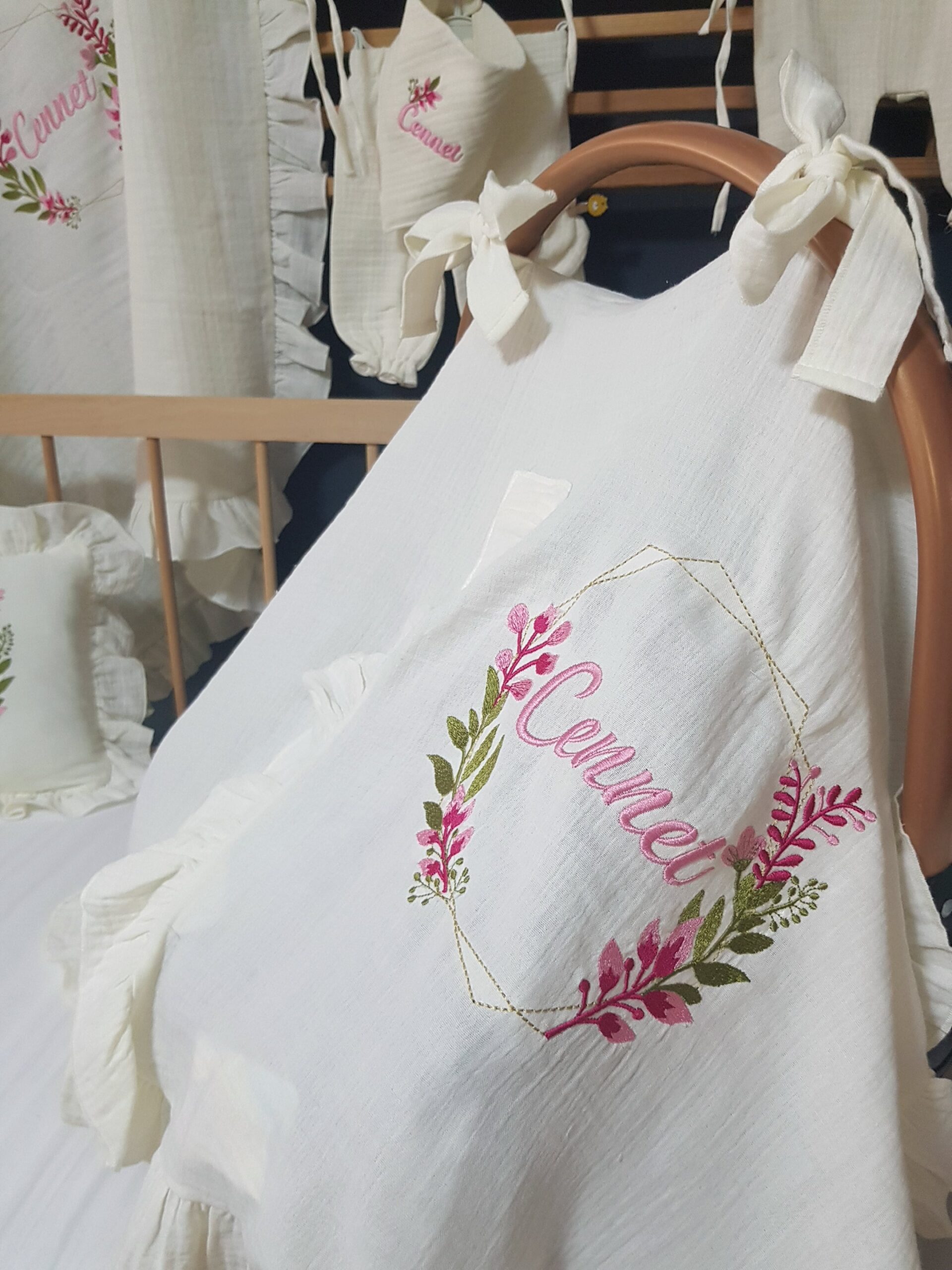 bebek-isim-nakışlı-müslin-hastane-çıkışı-C1-(2) Müslin hastane çıkışı seti, bebeğinizin dünyaya attığı ilk anlarda hem konfor hem şıklık sunar. %100 pamuk müslin kumaşı sayesinde nefes alır ve yenidoğan cildine uyum sağlar.