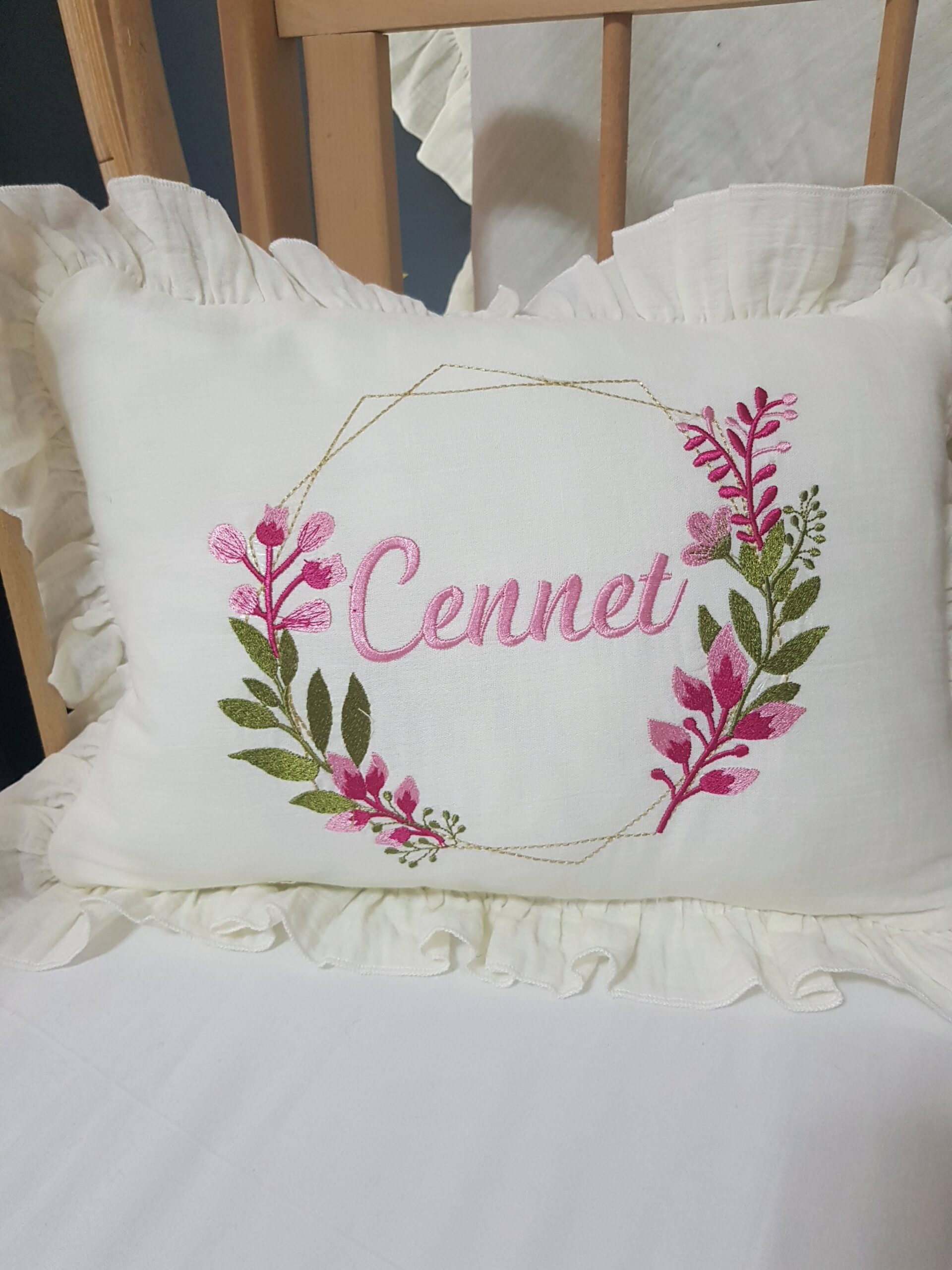 bebek-isim-nakışlı-müslin-hastane-çıkışı-C1-(3) Müslin hastane çıkışı seti, bebeğinizin dünyaya attığı ilk anlarda hem konfor hem şıklık sunar. %100 pamuk müslin kumaşı sayesinde nefes alır ve yenidoğan cildine uyum sağlar.