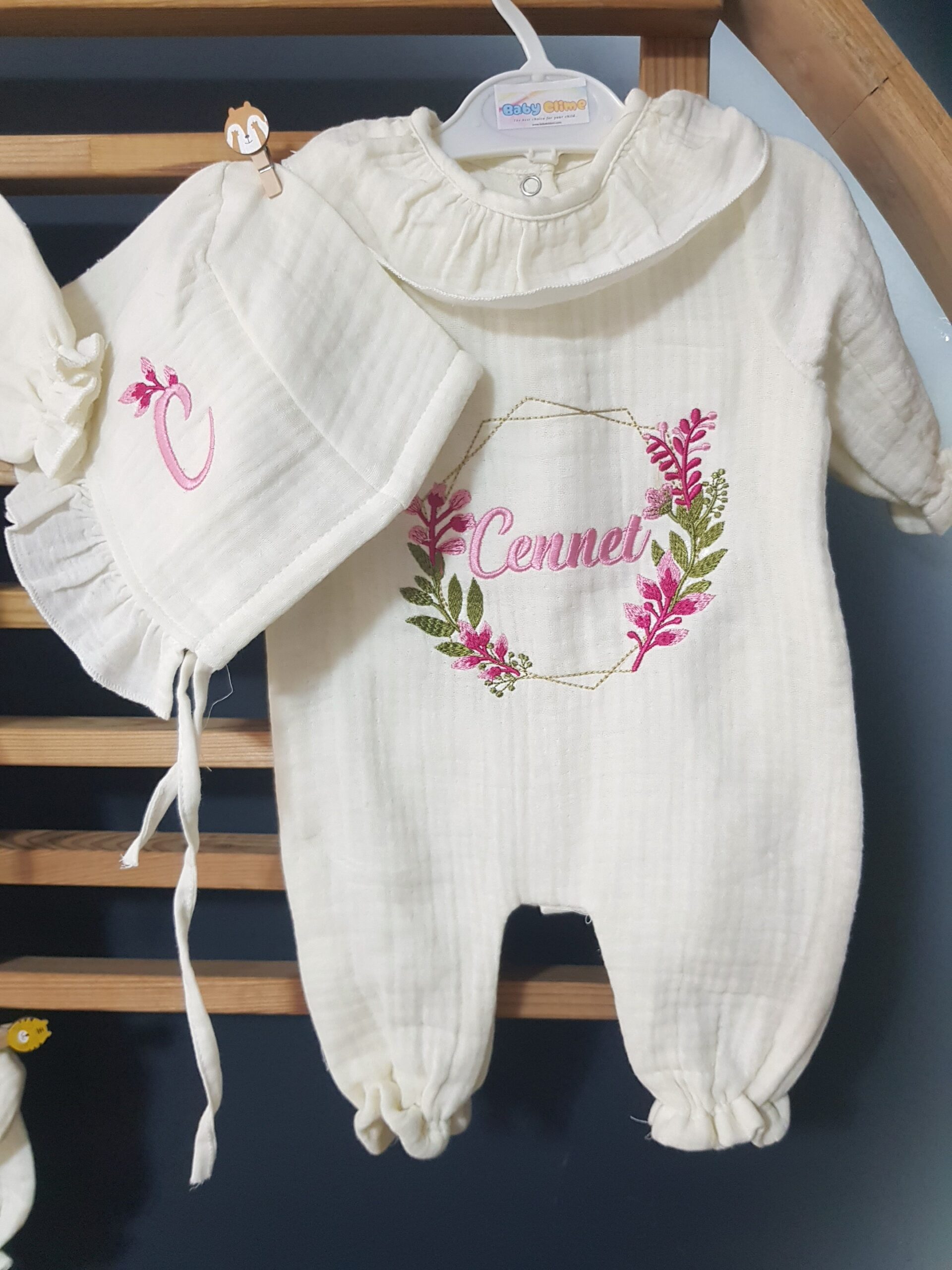 bebek-isim-nakışlı-müslin-hastane-çıkışı-C1-(4) Müslin hastane çıkışı seti, bebeğinizin dünyaya attığı ilk anlarda hem konfor hem şıklık sunar. %100 pamuk müslin kumaşı sayesinde nefes alır ve yenidoğan cildine uyum sağlar.