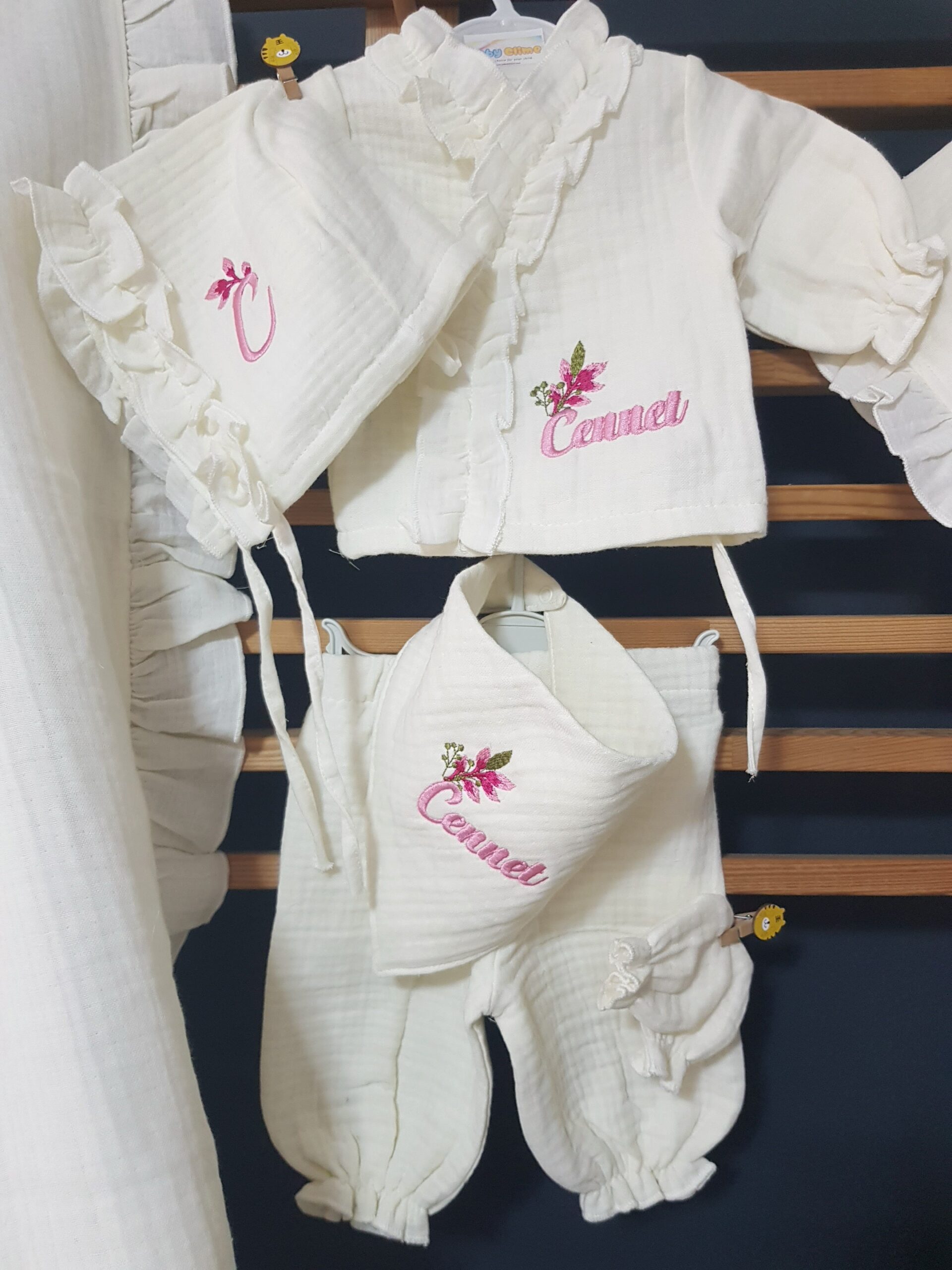 bebek-isim-nakışlı-müslin-hastane-çıkışı-C1-(5) Müslin hastane çıkışı seti, bebeğinizin dünyaya attığı ilk anlarda hem konfor hem şıklık sunar. %100 pamuk müslin kumaşı sayesinde nefes alır ve yenidoğan cildine uyum sağlar.