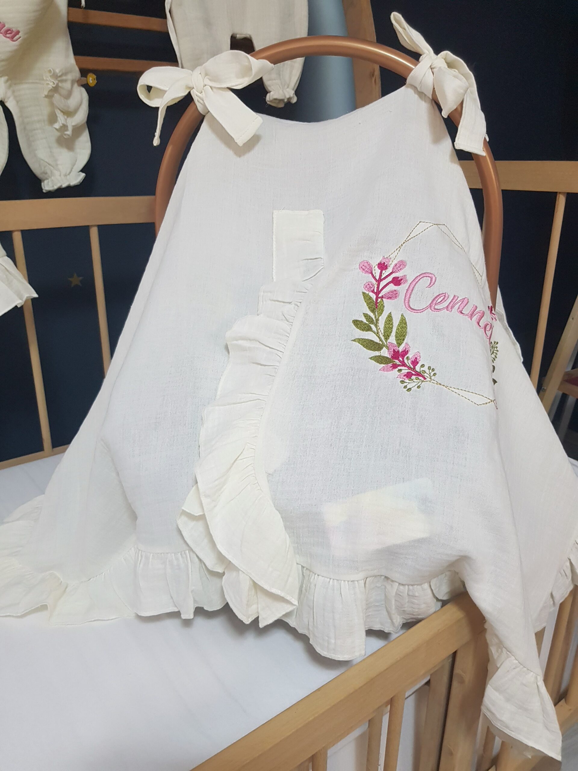 bebek-isim-nakışlı-müslin-hastane-çıkışı-C1-(8) Müslin hastane çıkışı seti, bebeğinizin dünyaya attığı ilk anlarda hem konfor hem şıklık sunar. %100 pamuk müslin kumaşı sayesinde nefes alır ve yenidoğan cildine uyum sağlar.