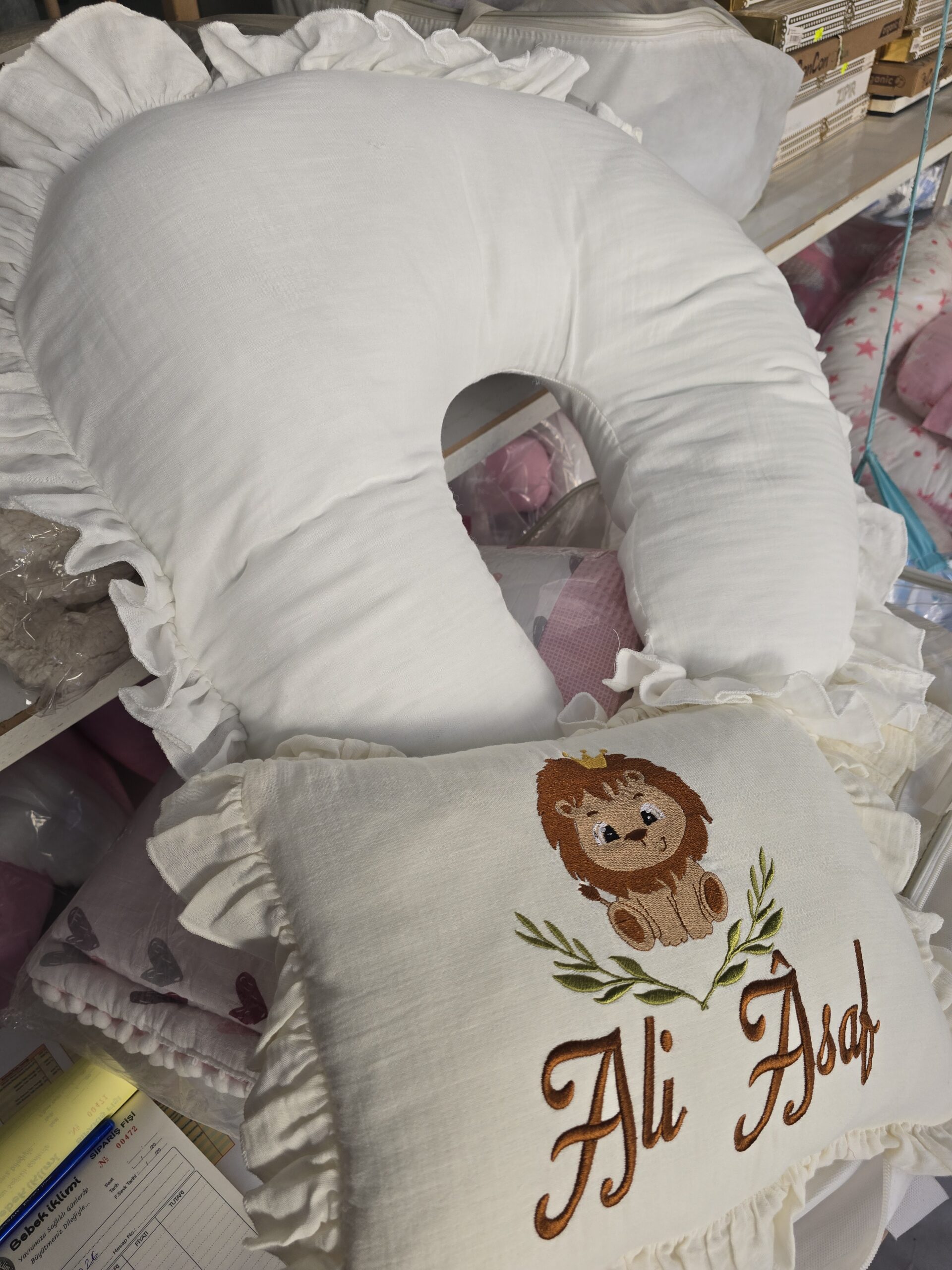 isim-nakışlı-müslin-bebek-hastane-çıkışı-H11 İsimli nakışlı müslin bebek hastane çıkışı setleri, baby shower hediyesi olarak hem şık hem unutulmaz bir alternatif sunar.
