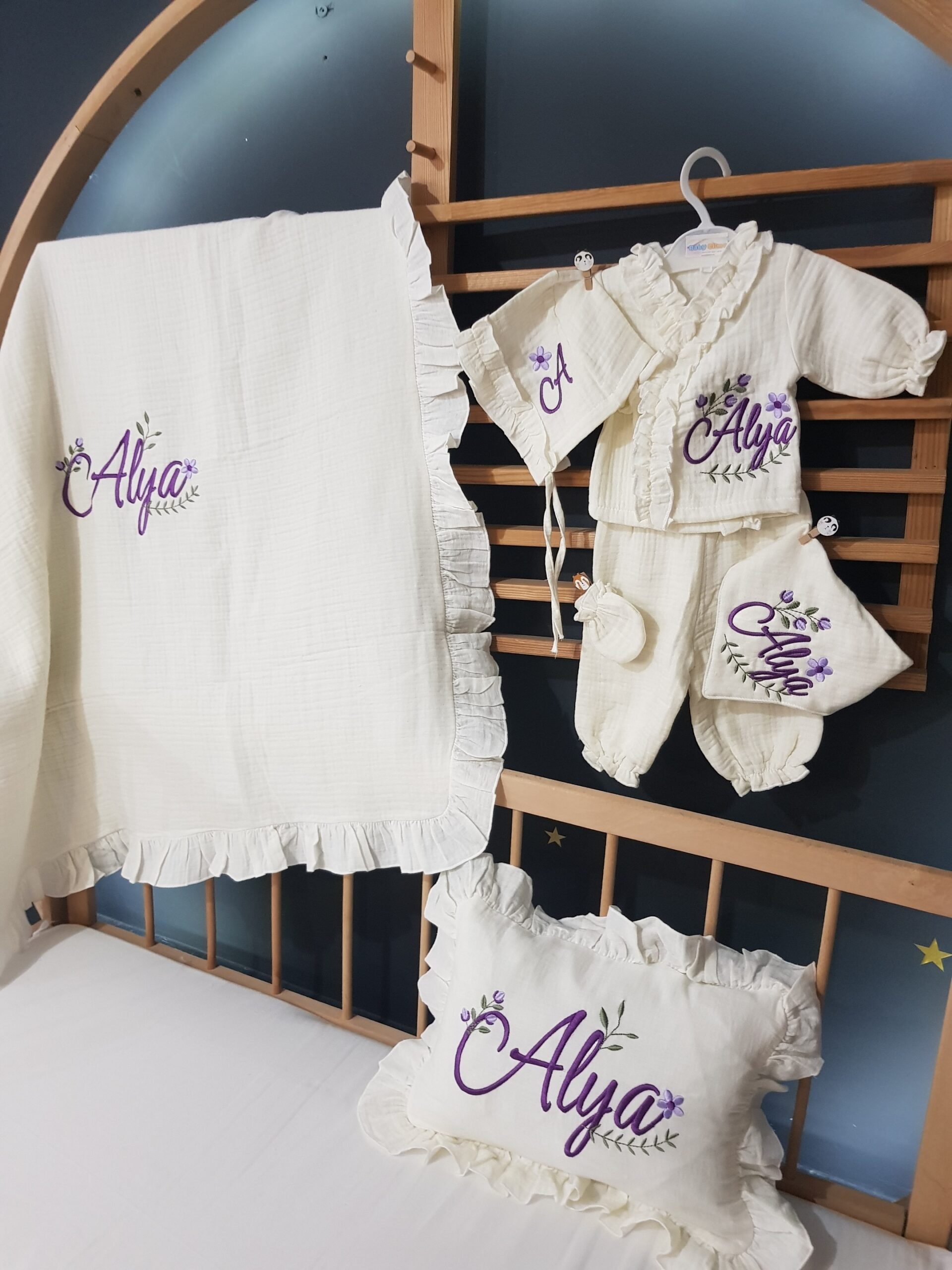 isim-nakışlı-müslin-hastane-çıkışı-E2-(1) Antialerjik ve yumuşak yapısıyla nakışlı müslin hastane çıkışı seti, bebeğinizin hassas teni için güvenli kullanım sağlar.