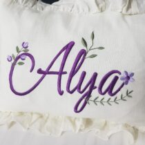 Antialerjik ve yumuşak yapısıyla nakışlı müslin hastane çıkışı seti, bebeğinizin hassas teni için güvenli kullanım sağlar.