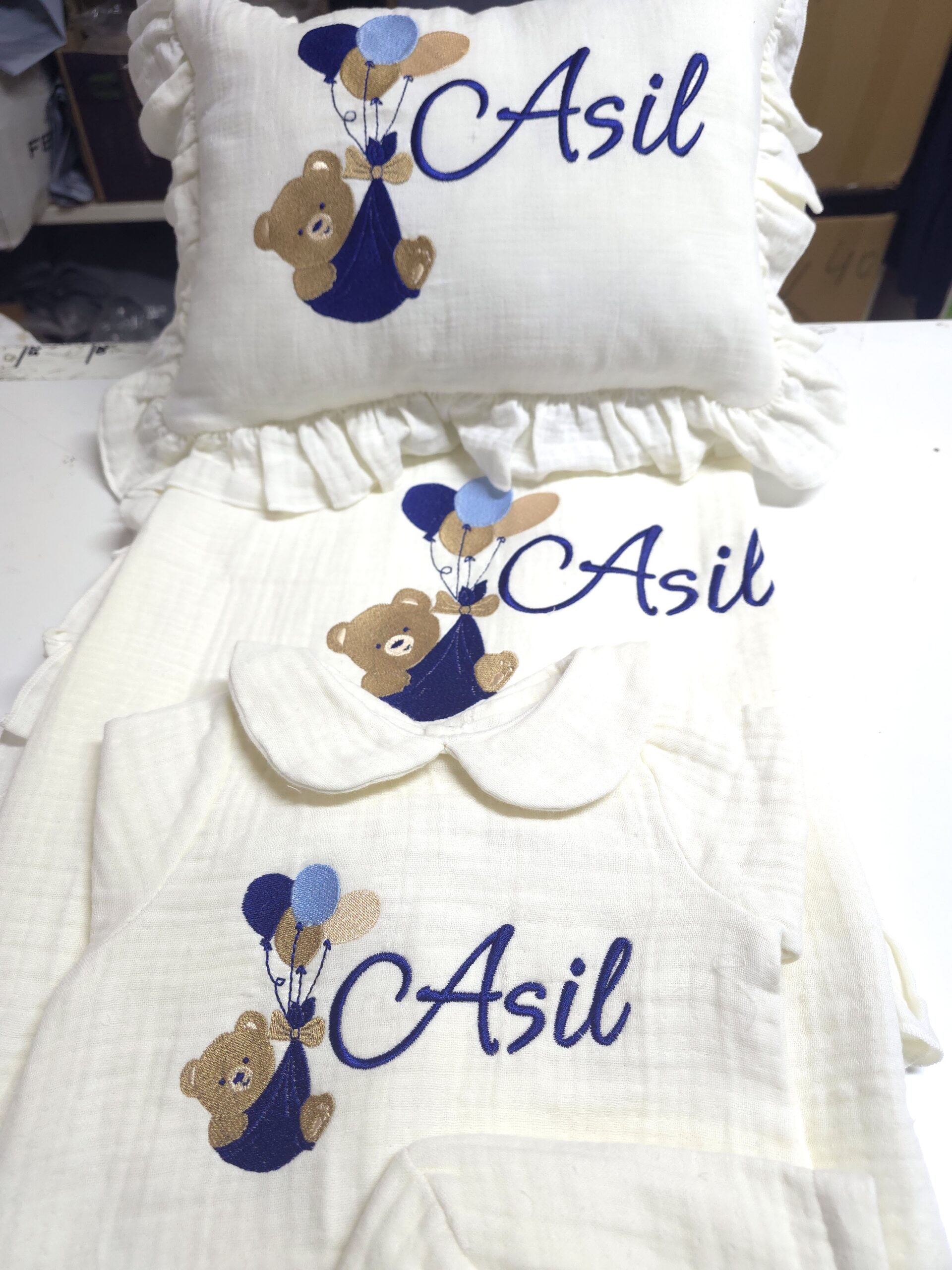 isim-nakışlı-müslin-hastane-çıkışı-seti-H18 %100 pamuklu müslin kumaştan üretilen hastane çıkışı seti, yenidoğan bebekler için nefes alabilen ve terletmeyen yapı sunar.