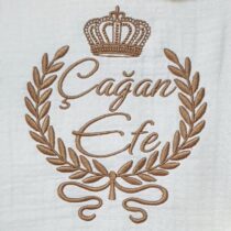 İsimli erkek hastane çıkışı, 4 katlı müslin kumaş kalitesiyle baby shower hediyesi arayanlar için zarif ve anlamlı bir tercihtir.