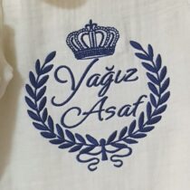 İsimli erkek hastane çıkışı, 4 katlı müslin kumaş kalitesiyle baby shower hediyesi arayanlar için zarif ve anlamlı bir tercihtir.
