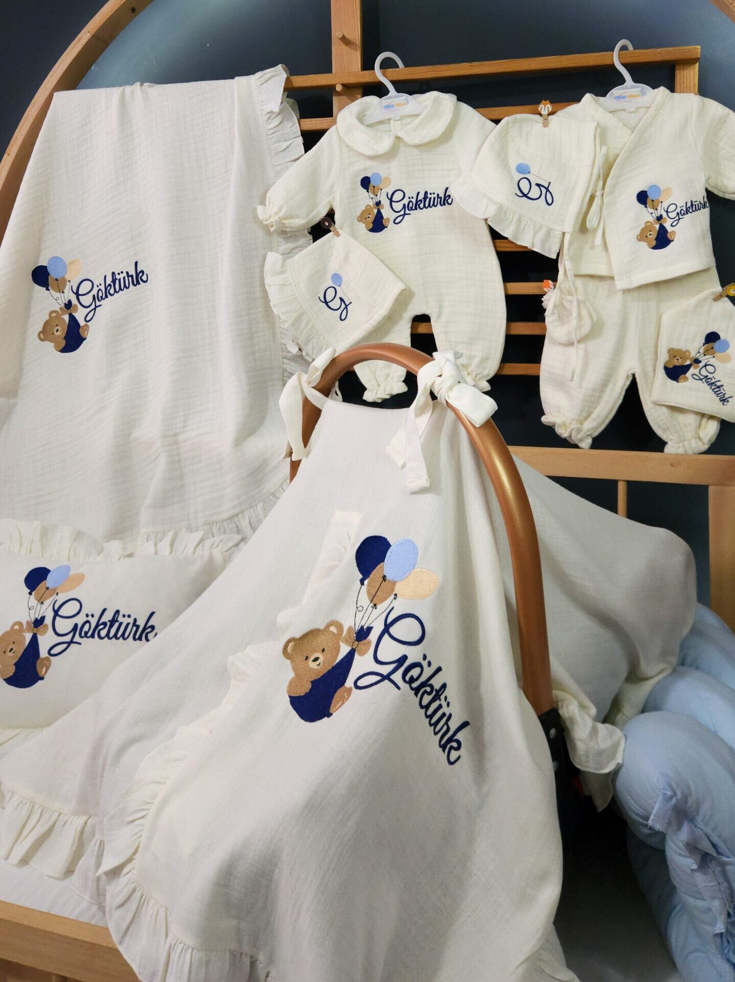 isimli-nakışlı-müslin-hastane-çıkışı-set-H18-(1) nakışlı müslin hastane çıkışı seti, 10 parça hastane çıkışı, isimli bebek tulumu, nakışlı yenidoğan seti