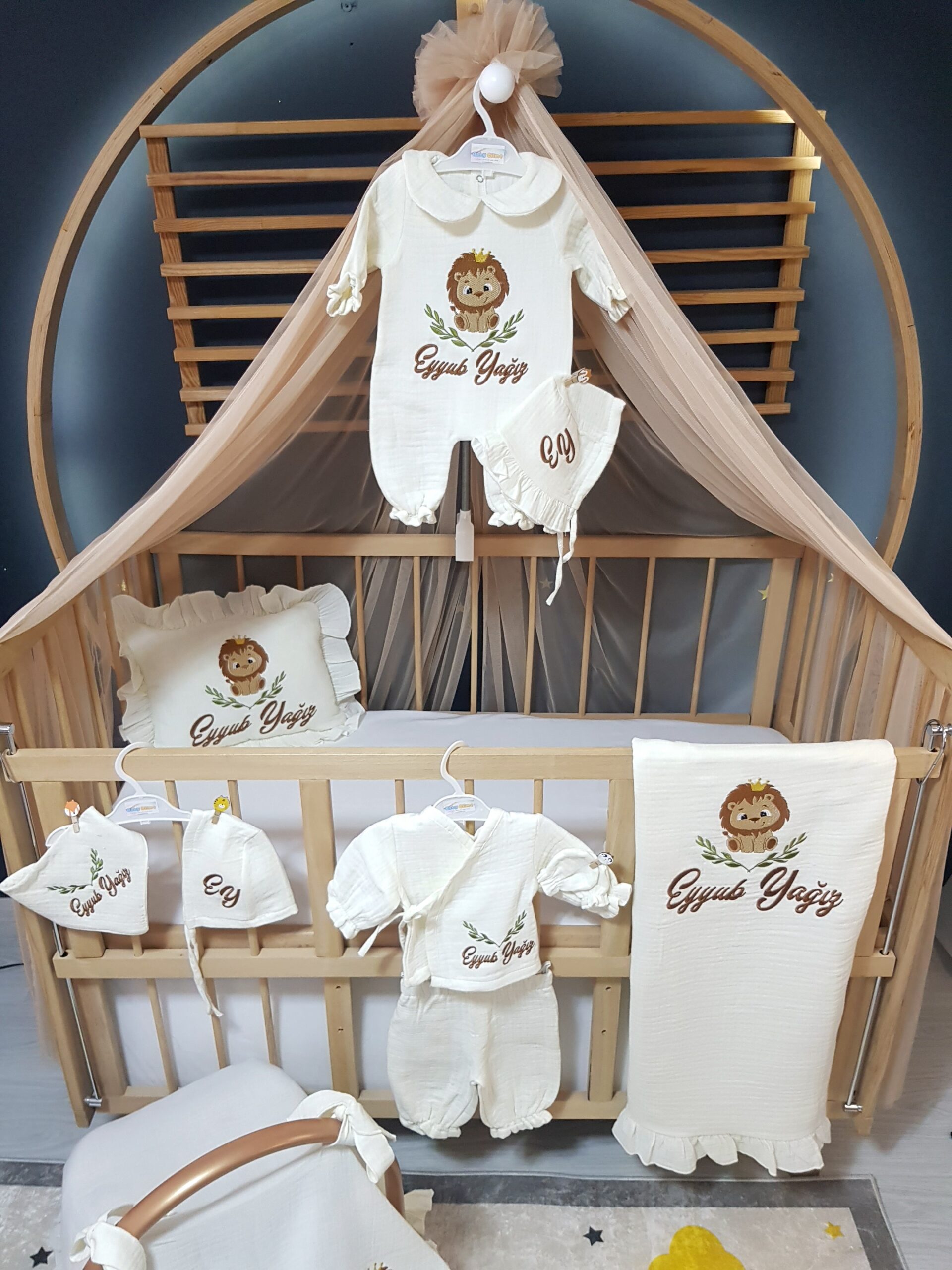 müslin-bebek-hastane-çıkışı-H11-(1) İsimli nakışlı müslin bebek hastane çıkışı setleri, baby shower hediyesi olarak hem şık hem unutulmaz bir alternatif sunar.