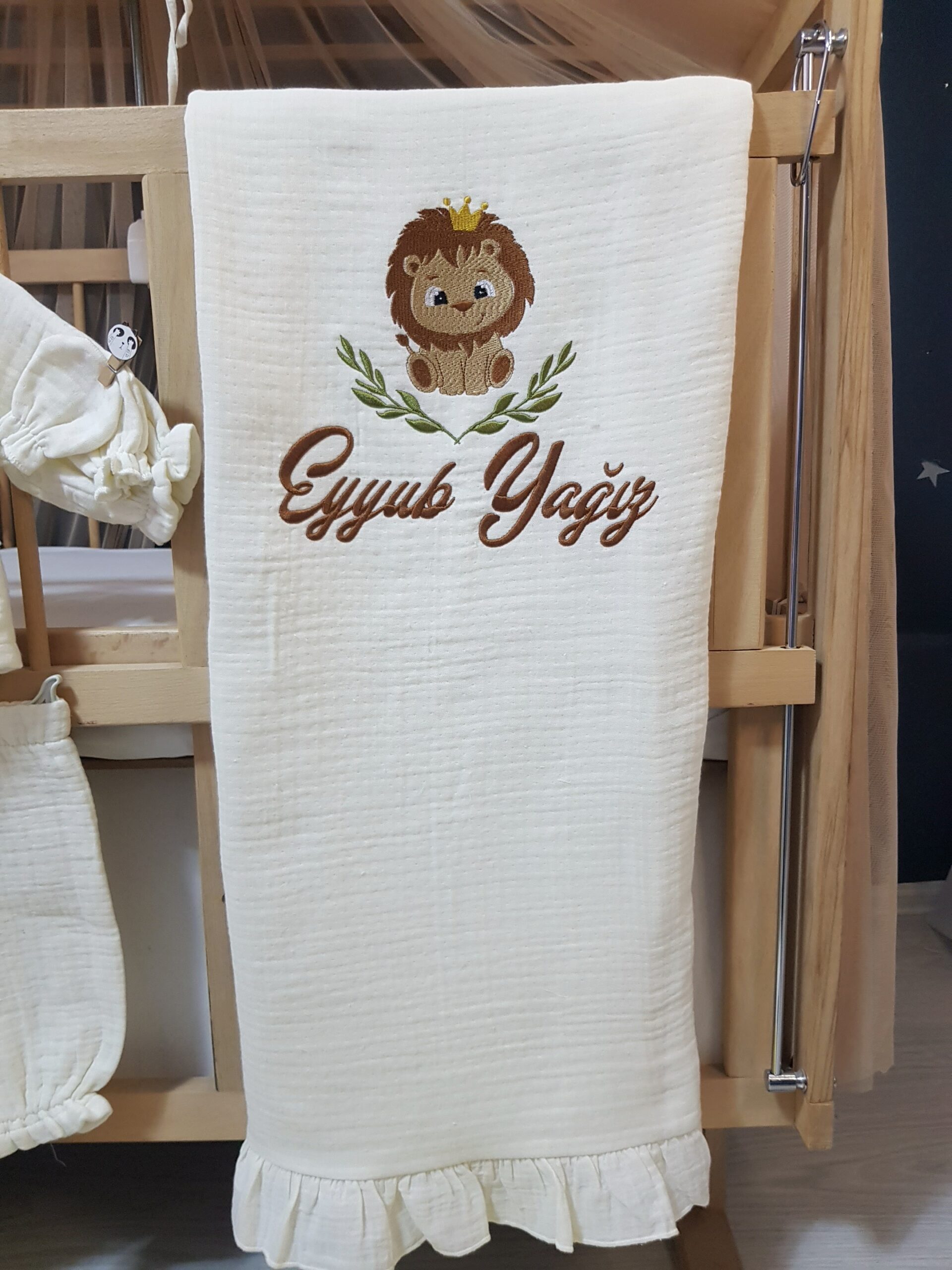 müslin-bebek-hastane-çıkışı-H11-(2) İsimli nakışlı müslin bebek hastane çıkışı setleri, baby shower hediyesi olarak hem şık hem unutulmaz bir alternatif sunar.