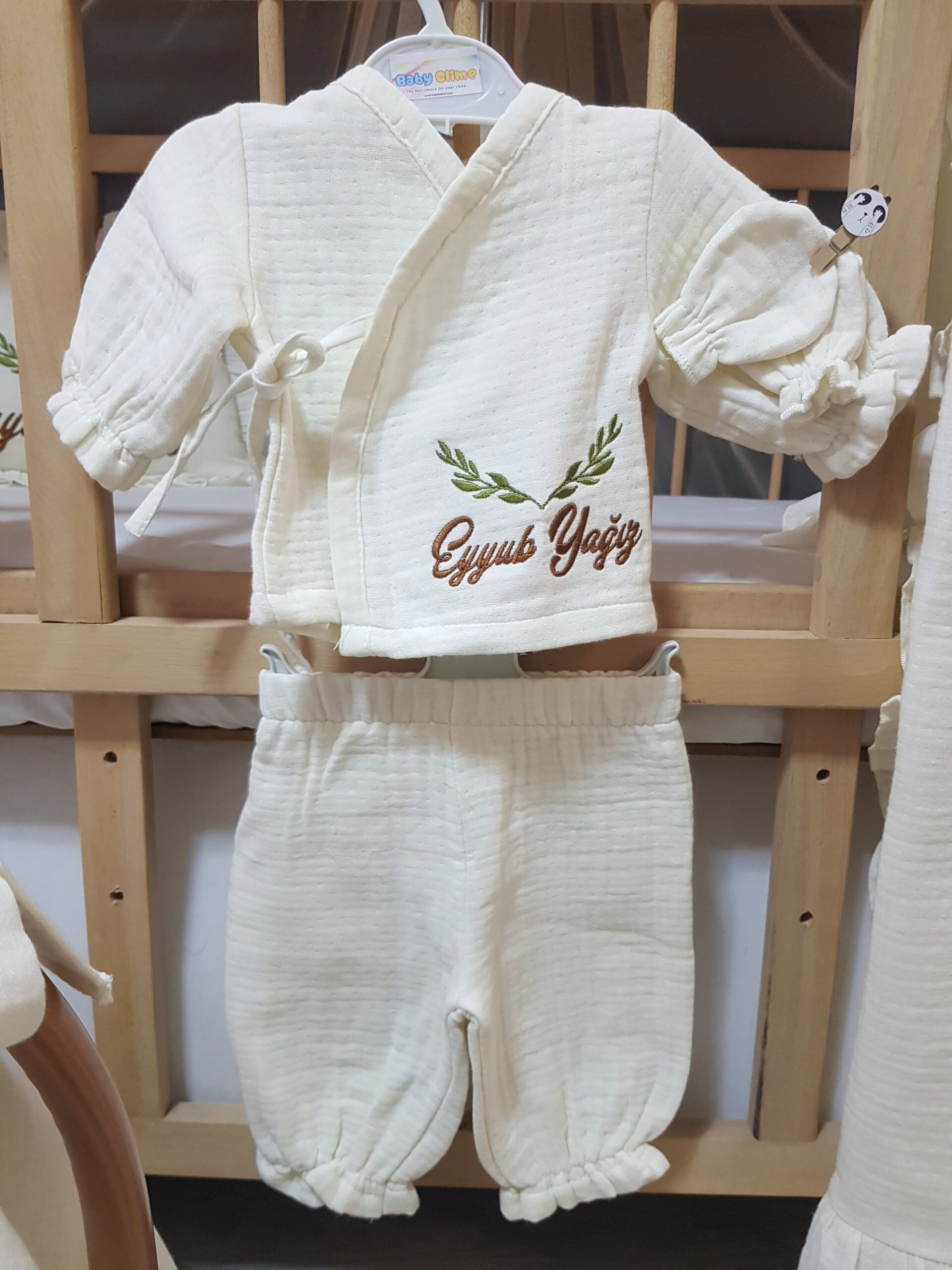 müslin-bebek-hastane-çıkışı-H11-(5) İsimli nakışlı müslin bebek hastane çıkışı setleri, baby shower hediyesi olarak hem şık hem unutulmaz bir alternatif sunar.