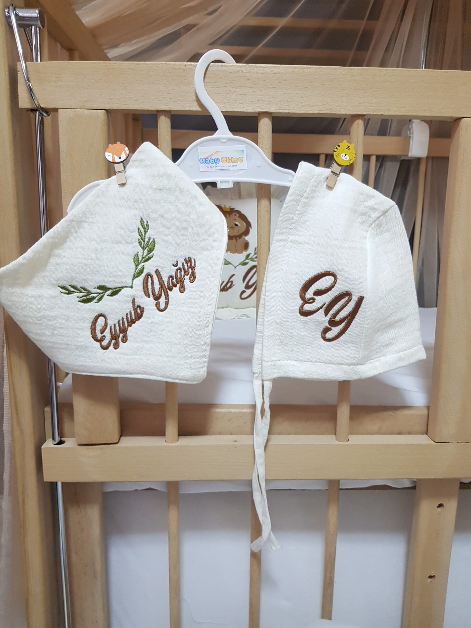 müslin-bebek-hastane-çıkışı-H11-(6) İsimli nakışlı müslin bebek hastane çıkışı setleri, baby shower hediyesi olarak hem şık hem unutulmaz bir alternatif sunar.