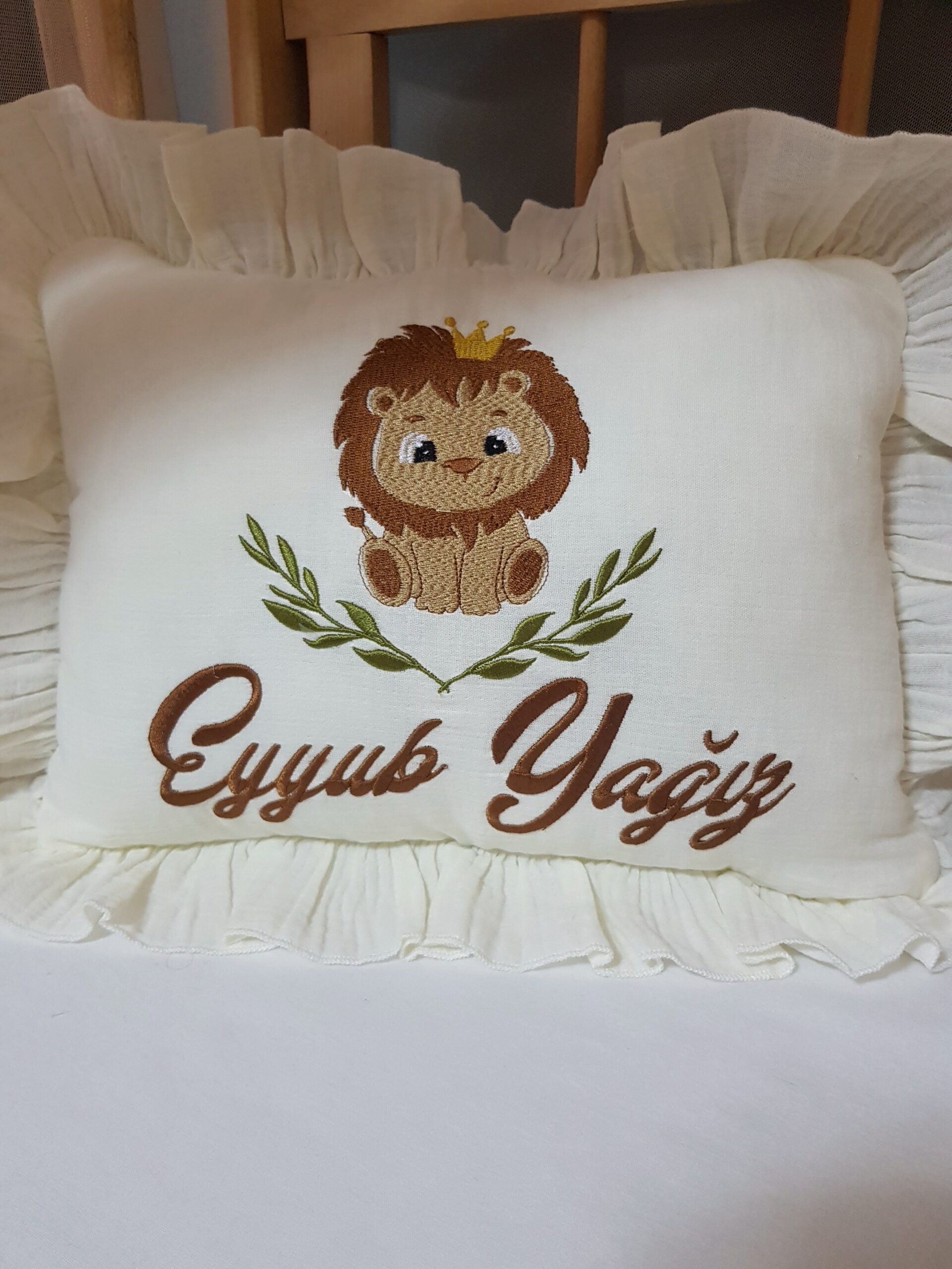 müslin-bebek-hastane-çıkışı-H11-(7) İsimli nakışlı müslin bebek hastane çıkışı setleri, baby shower hediyesi olarak hem şık hem unutulmaz bir alternatif sunar.