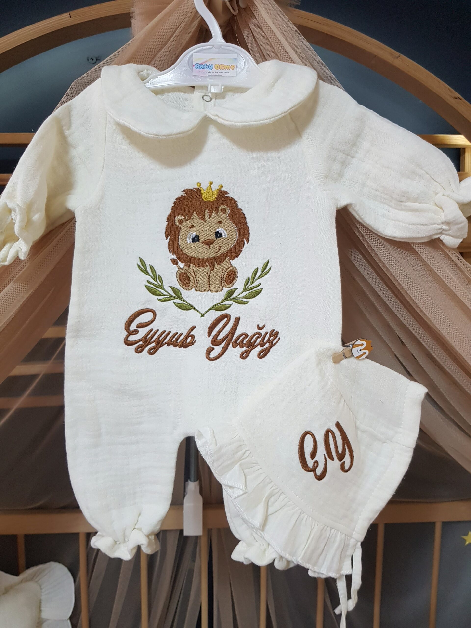 müslin-bebek-hastane-çıkışı-H11-(8) İsimli nakışlı müslin bebek hastane çıkışı setleri, baby shower hediyesi olarak hem şık hem unutulmaz bir alternatif sunar.