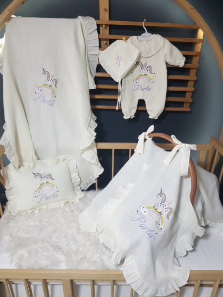Nakışlı müslin hastane çıkış seti, yenidoğan bebekler için hem şık hem kişiye özel bir tercihtir.