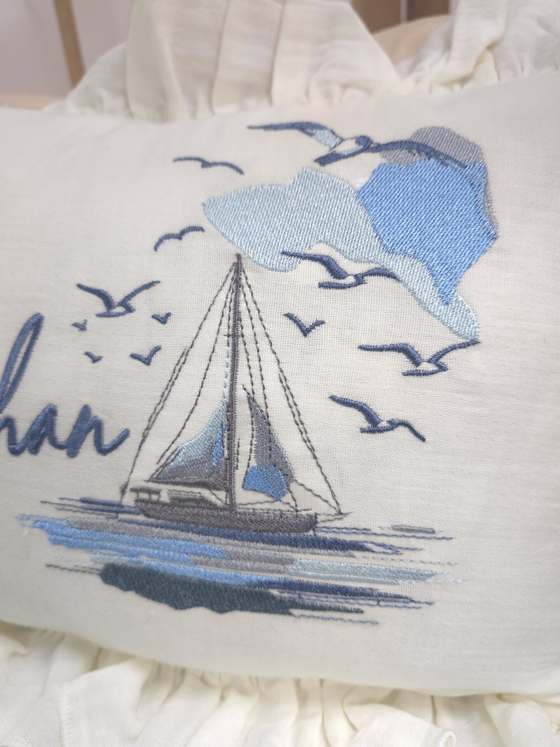 müslin-hastane-çıkışı-T13-(10) 4 katlı %100 pamuk müslin hastane çıkışı seti (0–3 ay); isimli nakışlı tulum, şapka, alt üst takım, eldiven, önlük, battaniye, puset örtüsü ve kırlent ile eksiksiz bir yenidoğan seti sunar.