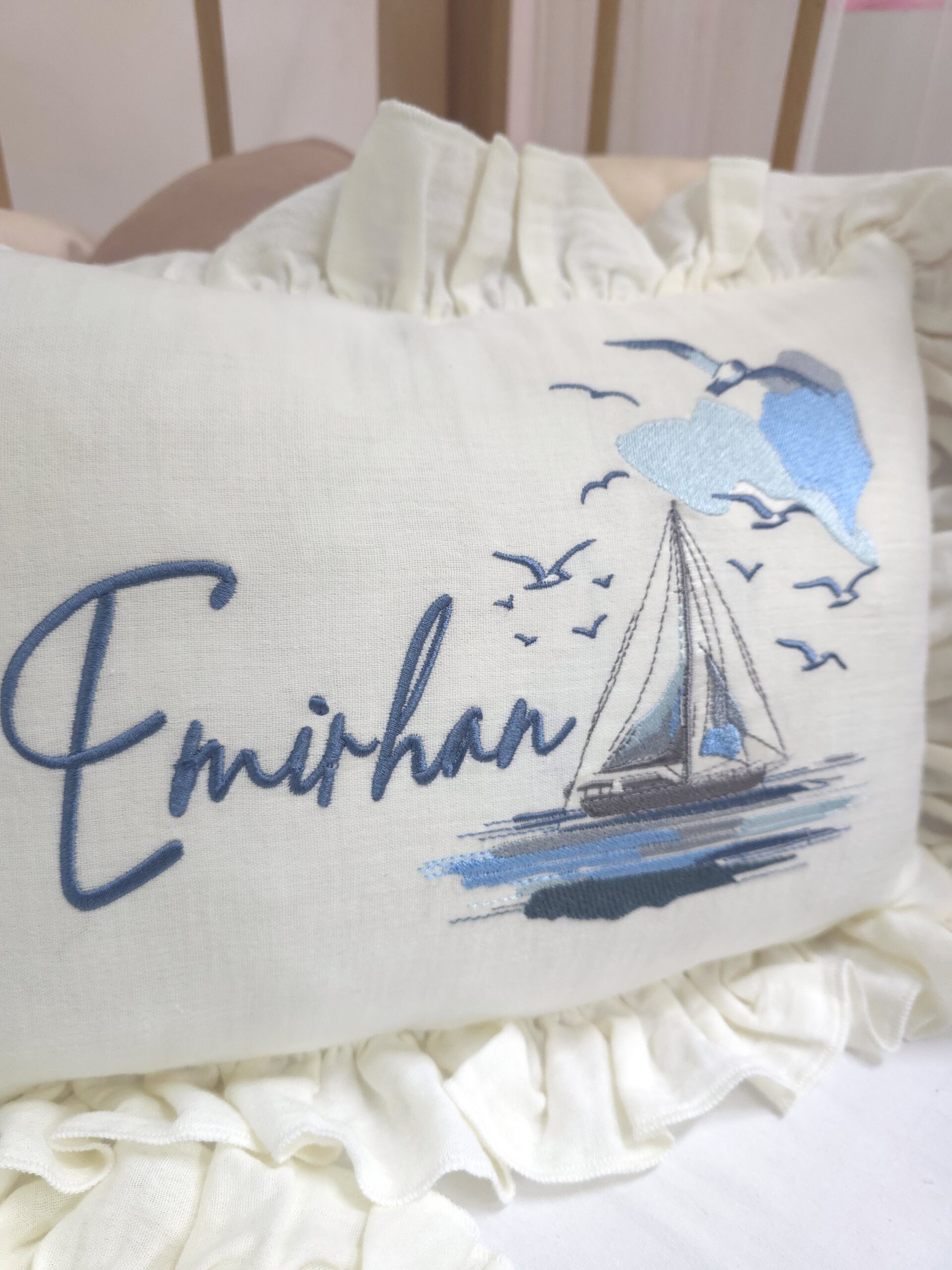 müslin-hastane-çıkışı-T13-(9) 4 katlı %100 pamuk müslin hastane çıkışı seti (0–3 ay); isimli nakışlı tulum, şapka, alt üst takım, eldiven, önlük, battaniye, puset örtüsü ve kırlent ile eksiksiz bir yenidoğan seti sunar.