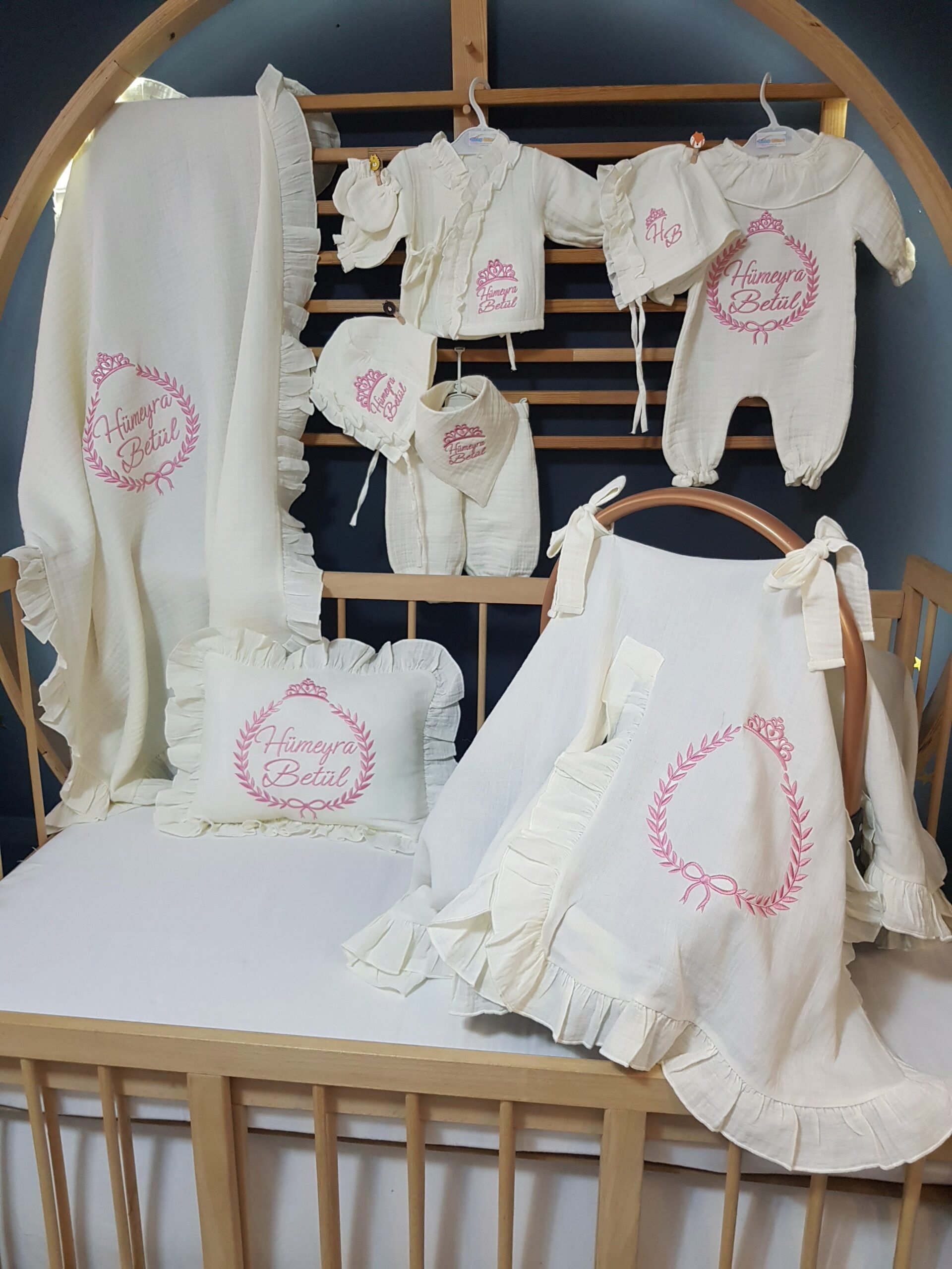 müslin-hastane-çıkışı-alt-üst-takım-tulum-B10-(1) İlk Gün Hatırası Nakışlı Müslin Hastane Seti 10 Parça