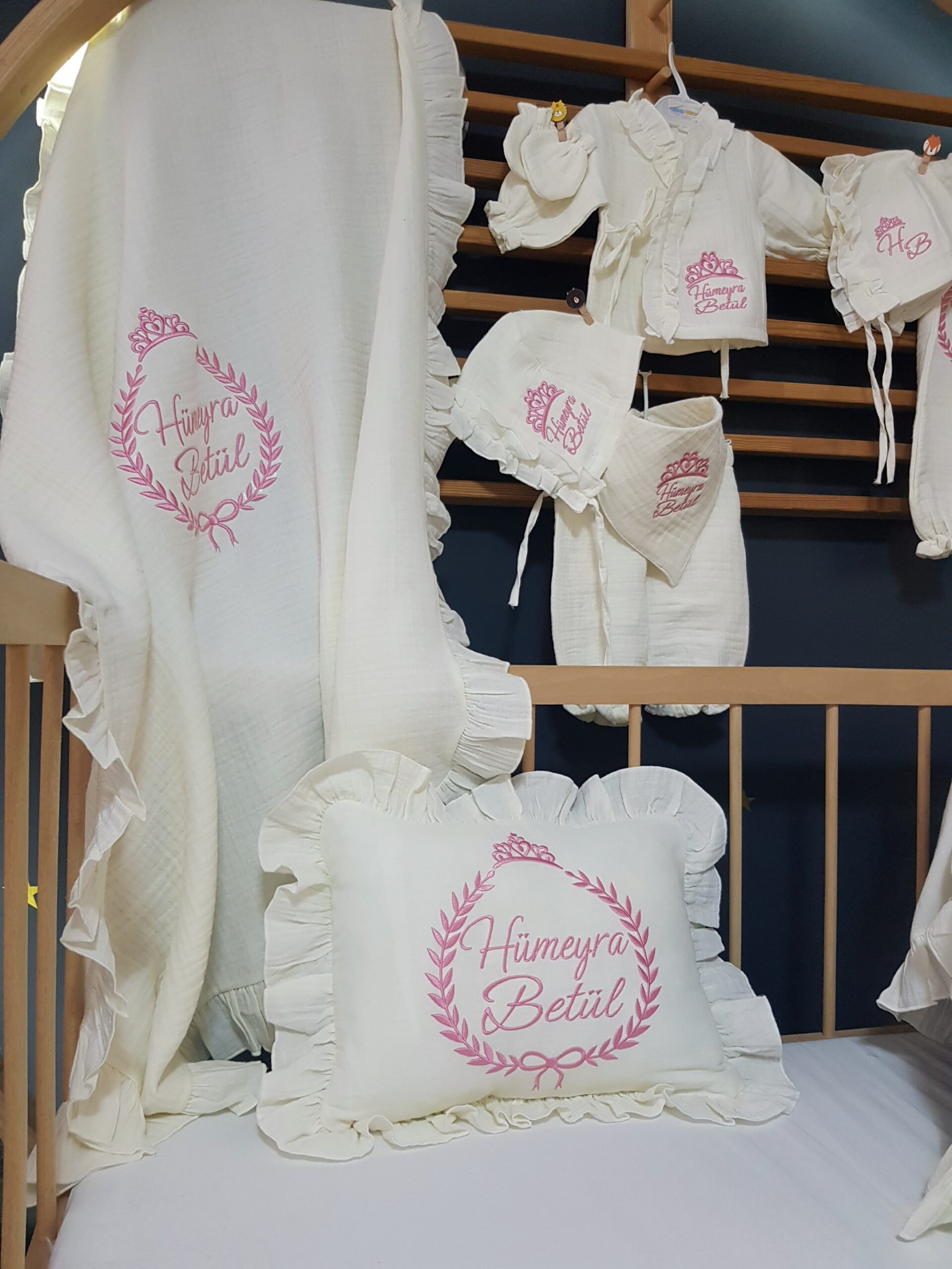 müslin-hastane-çıkışı-alt-üst-takım-tulum-B10-(2) İlk Gün Hatırası Nakışlı Müslin Hastane Seti 10 Parça