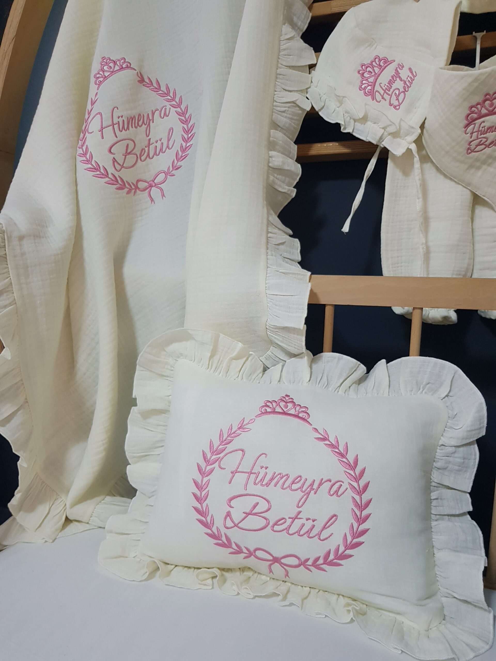 müslin-hastane-çıkışı-alt-üst-takım-tulum-B10-(3) İlk Gün Hatırası Nakışlı Müslin Hastane Seti 10 Parça