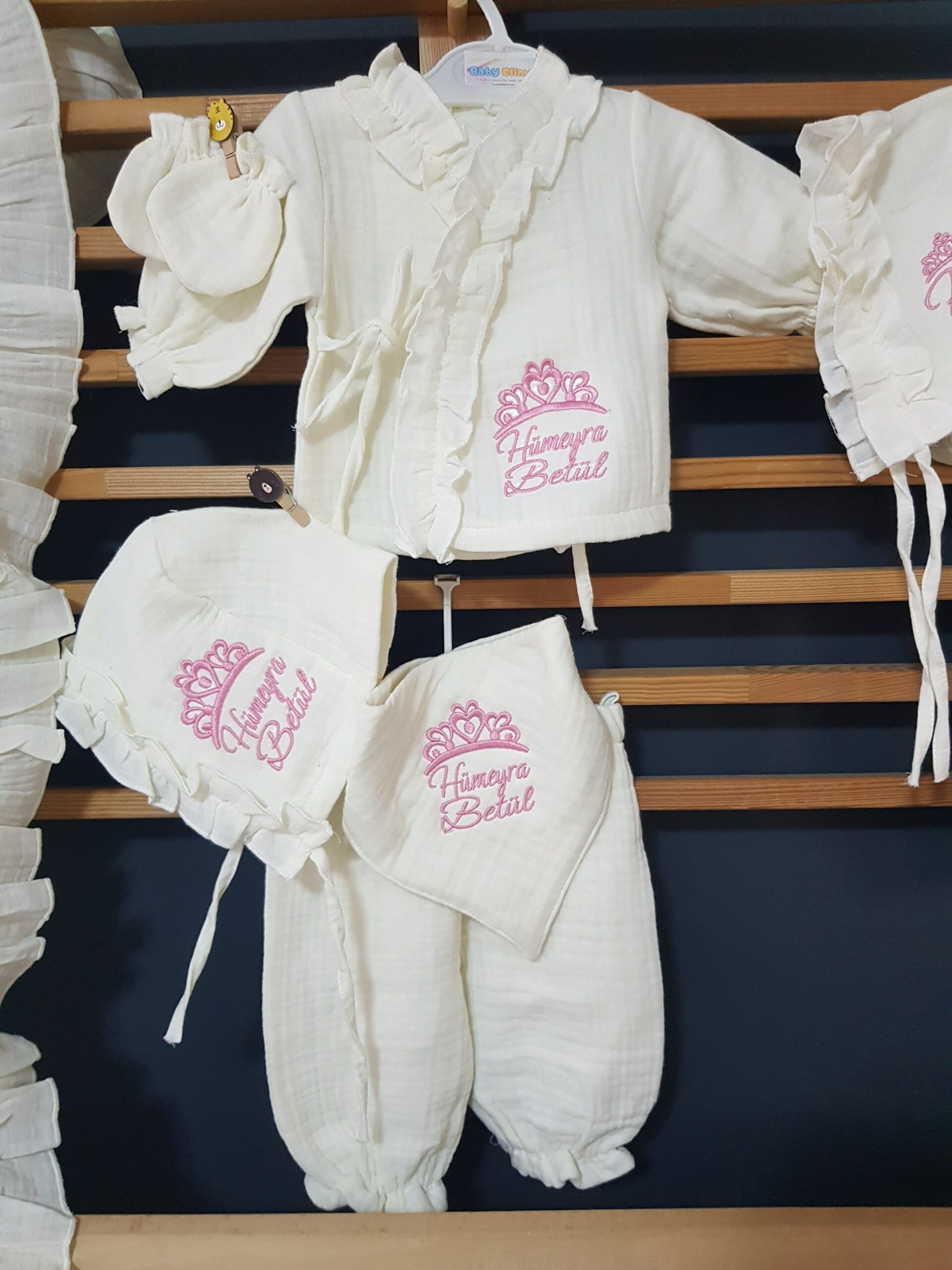 müslin-hastane-çıkışı-alt-üst-takım-tulum-B10-(5) İlk Gün Hatırası Nakışlı Müslin Hastane Seti 10 Parça