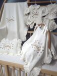 Baby shower hediyesi denildiğinde öne çıkan müslin hastane çıkışı isimli nakışlı setlerimiz, yenidoğan bebekler için şık ve fonksiyonel bir seçimdir.