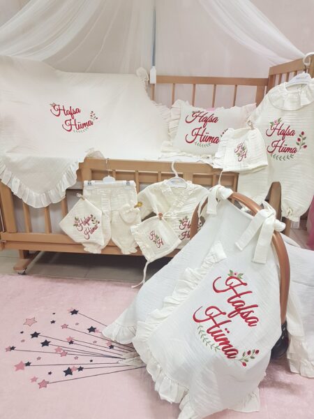 Nakışlı müslin hastane çıkışı isimli set, yenidoğan bebekler için hem şık hem kişiye özel bir tercihtir.