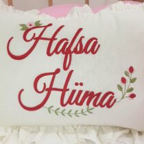 Nakışlı müslin hastane çıkışı isimli set, yenidoğan bebekler için hem şık hem kişiye özel bir tercihtir.