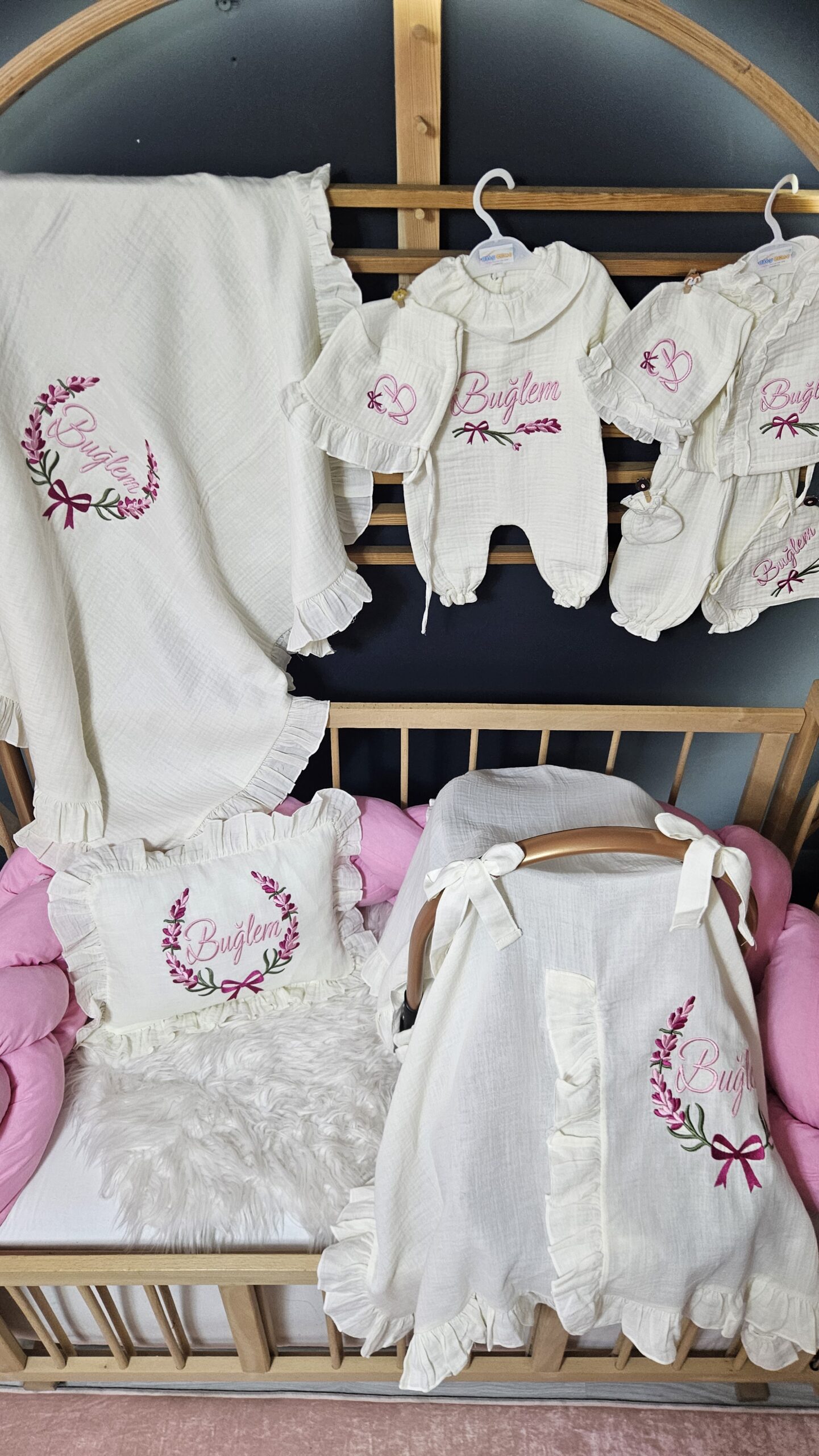 müslin-hastane-çıkışı-isimli-nakışlı-C13-(1) 5’li müslin hastane çıkışı isimli nakışlı; tulum, şapka, battaniye ve tamamlayıcı parçalarıyla eksiksiz bir başlangıç sunar.