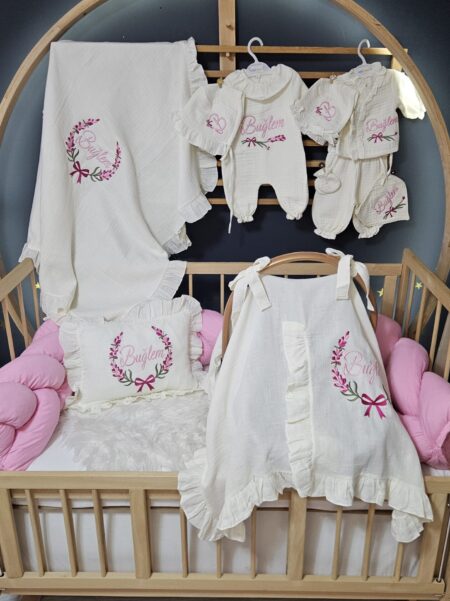 5’li müslin hastane çıkışı isimli nakışlı; tulum, şapka, battaniye ve tamamlayıcı parçalarıyla eksiksiz bir başlangıç sunar.