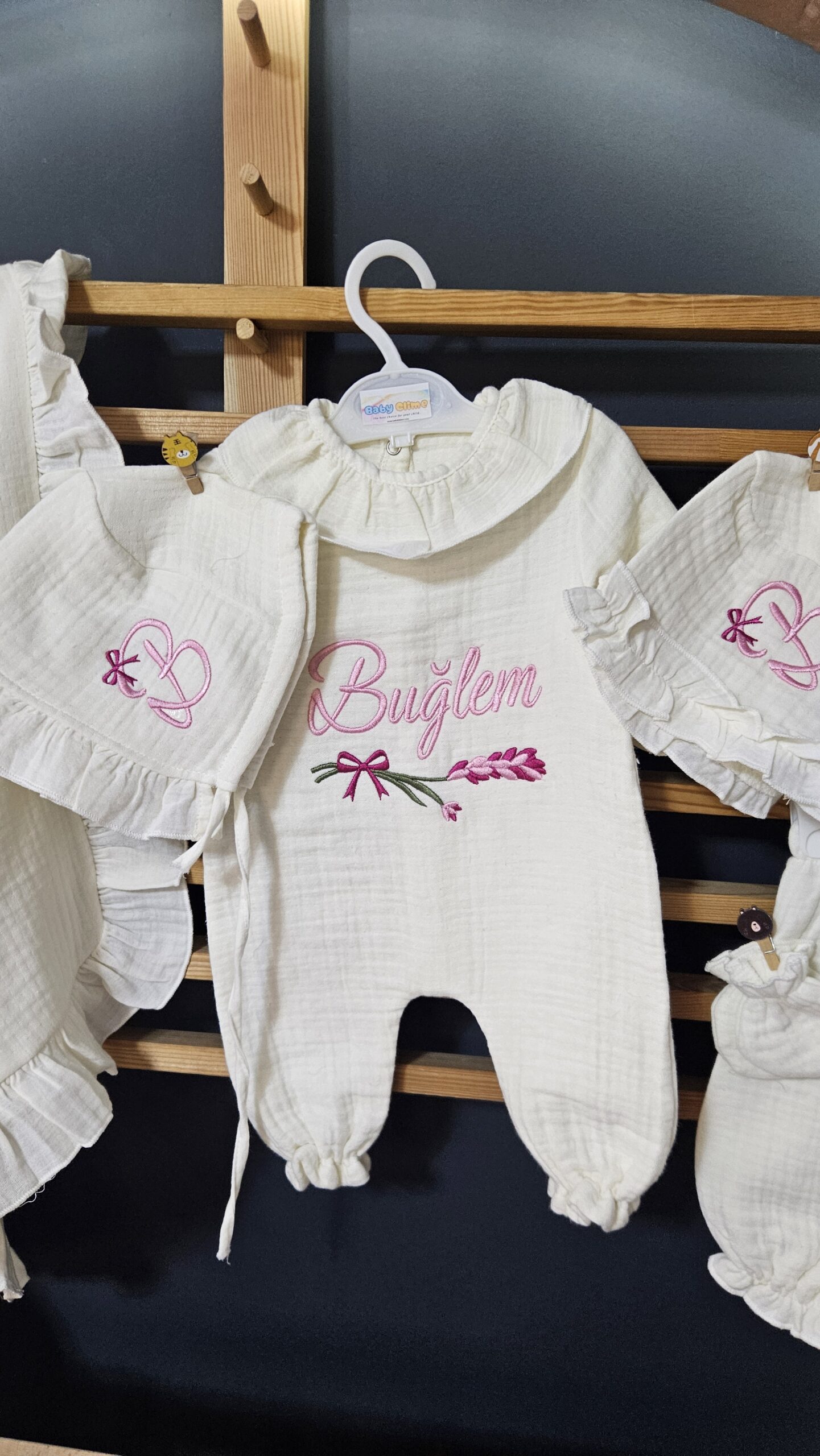 müslin-hastane-çıkışı-isimli-nakışlı-C13-(4) 5’li müslin hastane çıkışı isimli nakışlı; tulum, şapka, battaniye ve tamamlayıcı parçalarıyla eksiksiz bir başlangıç sunar.