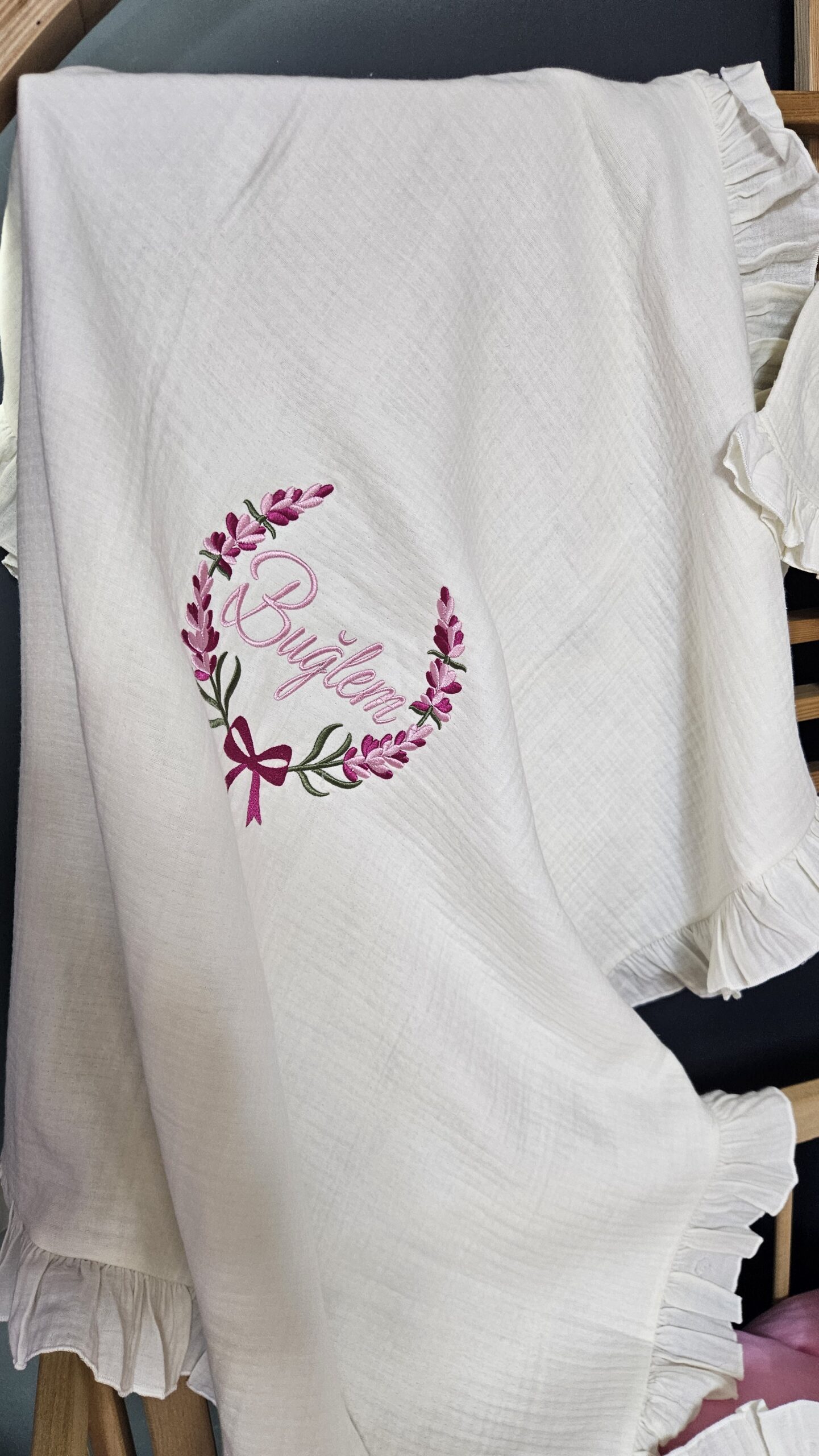 müslin-hastane-çıkışı-isimli-nakışlı-C13-(5) 5’li müslin hastane çıkışı isimli nakışlı; tulum, şapka, battaniye ve tamamlayıcı parçalarıyla eksiksiz bir başlangıç sunar.