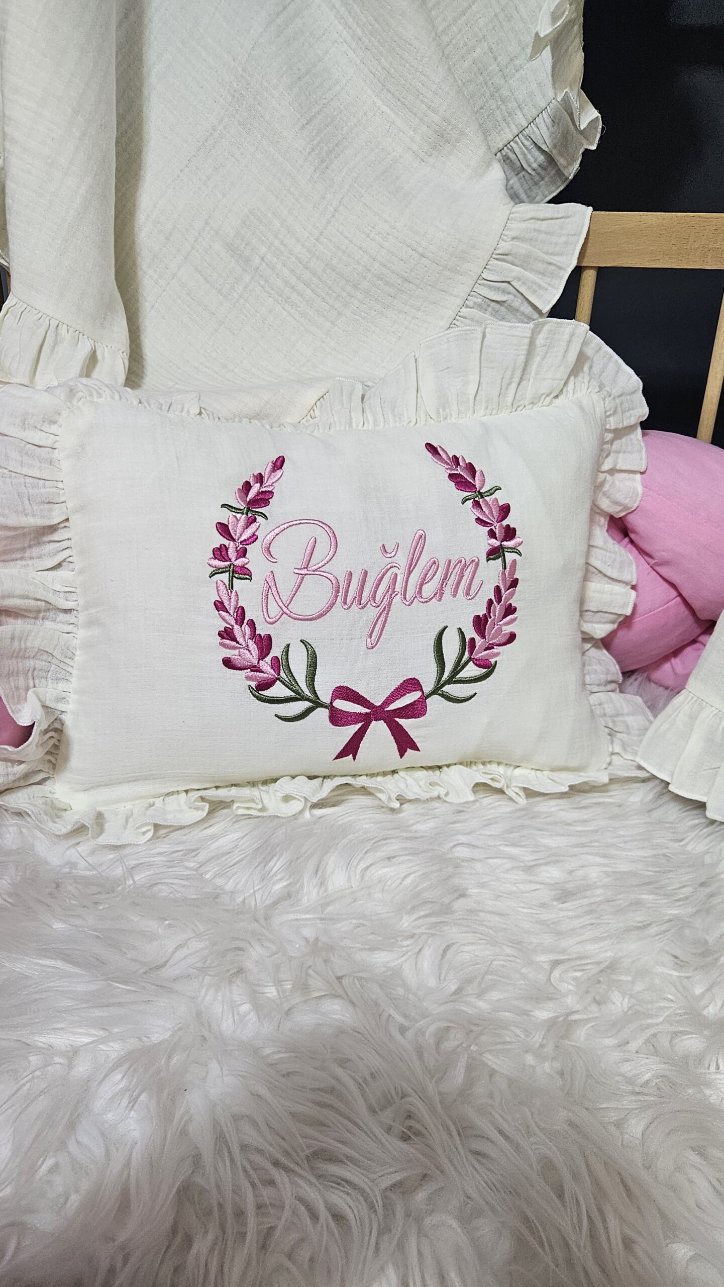 müslin-hastane-çıkışı-isimli-nakışlı-C13-(6) 5’li müslin hastane çıkışı isimli nakışlı; tulum, şapka, battaniye ve tamamlayıcı parçalarıyla eksiksiz bir başlangıç sunar.