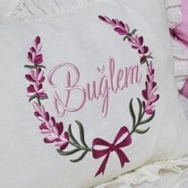 5’li müslin hastane çıkışı isimli nakışlı; tulum, şapka, battaniye ve tamamlayıcı parçalarıyla eksiksiz bir başlangıç sunar.