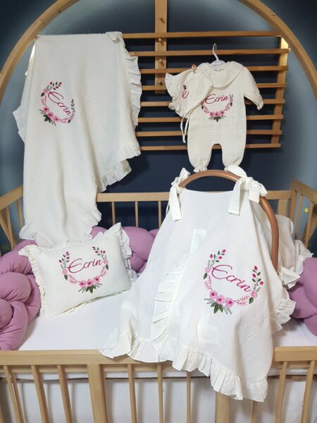 İsimli nakışlı 4 katlı müslin hastane çıkışı kız bebek seti; tulum, şapka, fırfırlı battaniye, puset örtüsü ve dekoratif kırlent