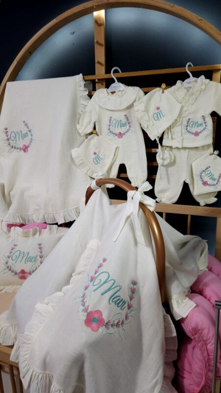 İsimli nakışlı 4 katlı müslin hastane çıkışı kız bebek seti; tulum, şapka, fırfırlı battaniye, puset örtüsü ve dekoratif kırlent